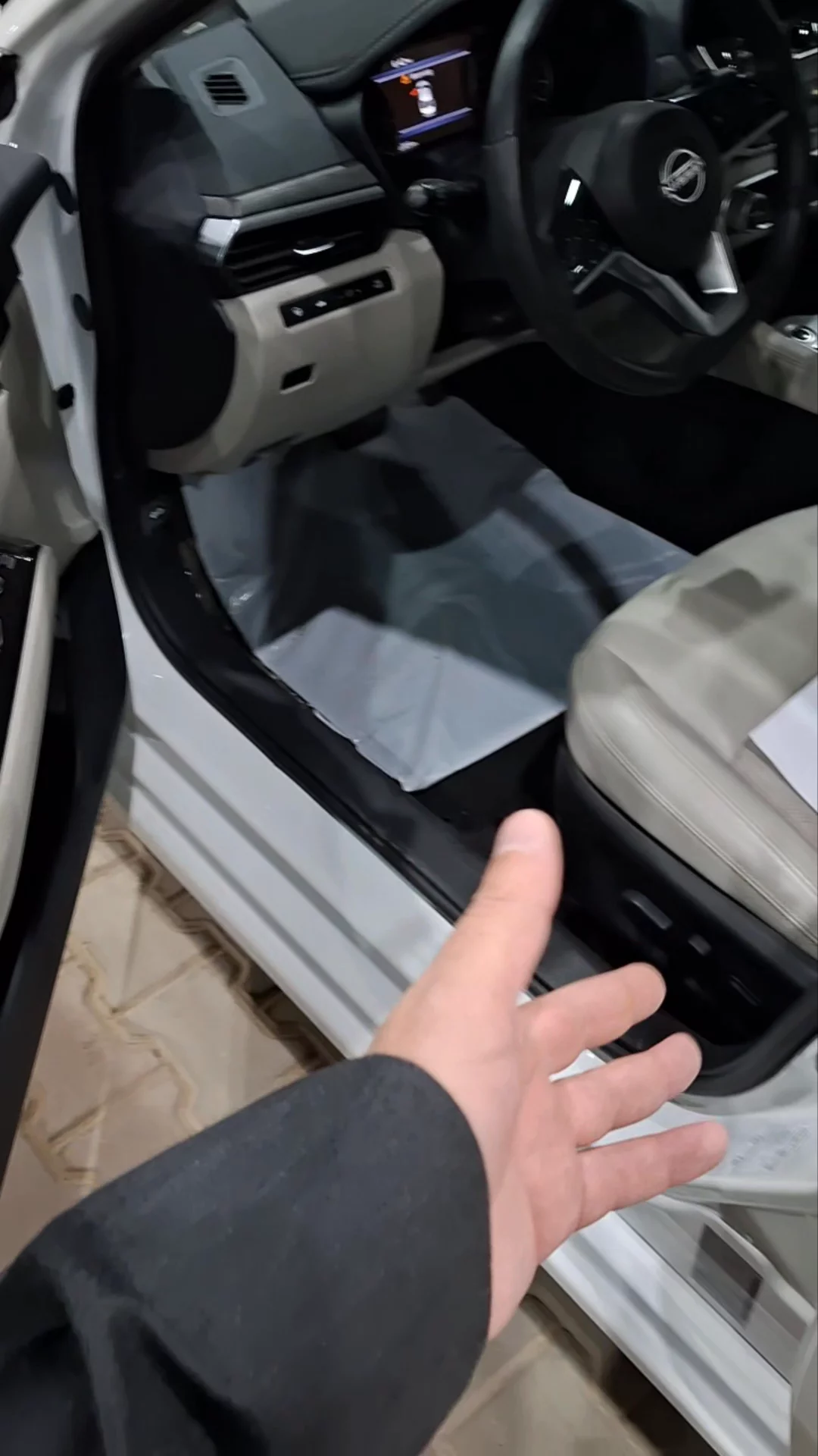 Car video thumbnail 1 of 9