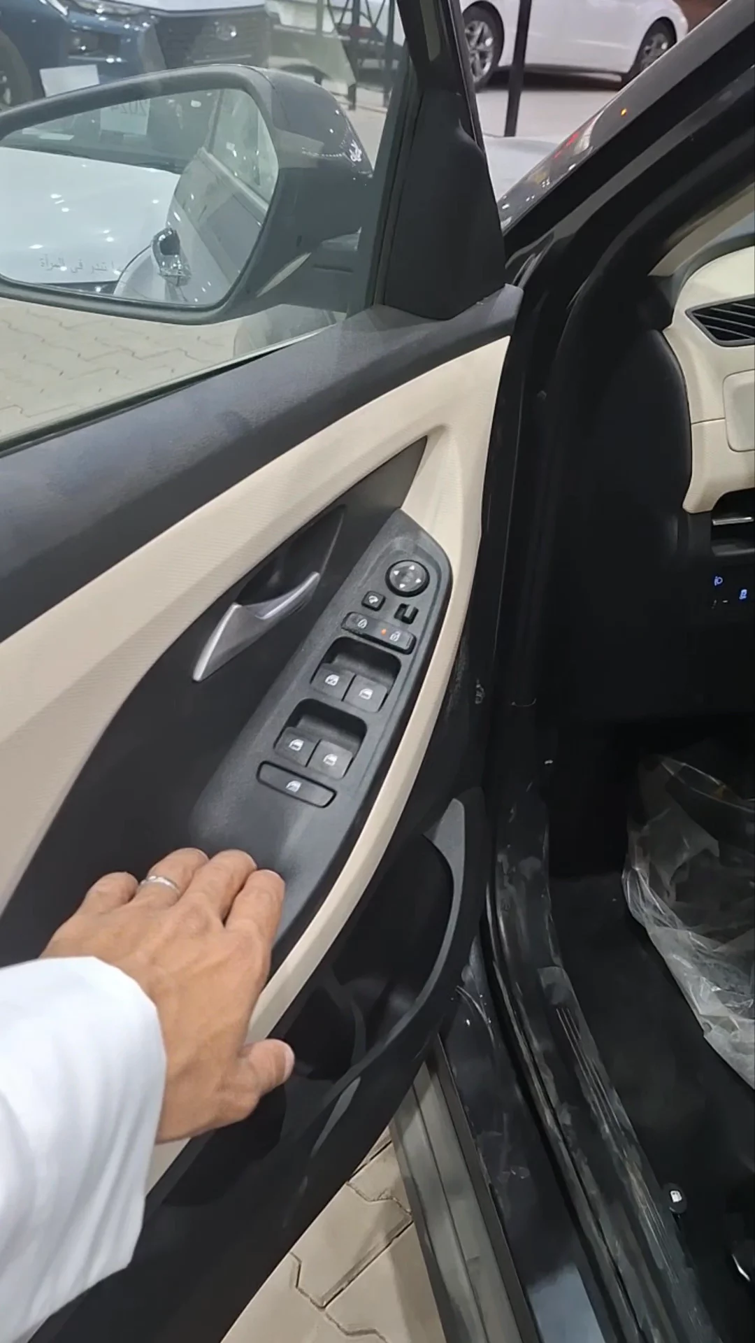 Car video thumbnail 1 of 9