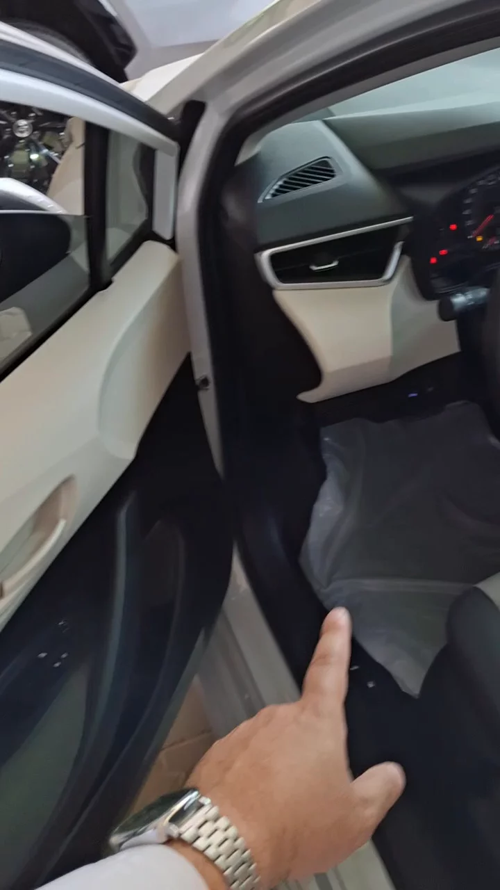 Car video thumbnail 1 of 9