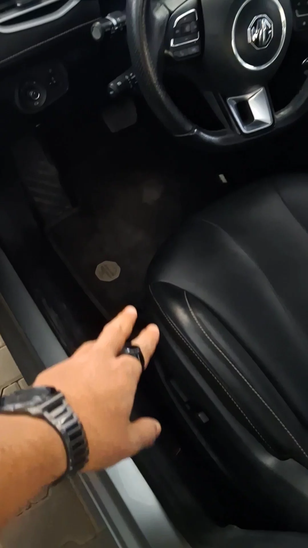 Car video thumbnail 1 of 7