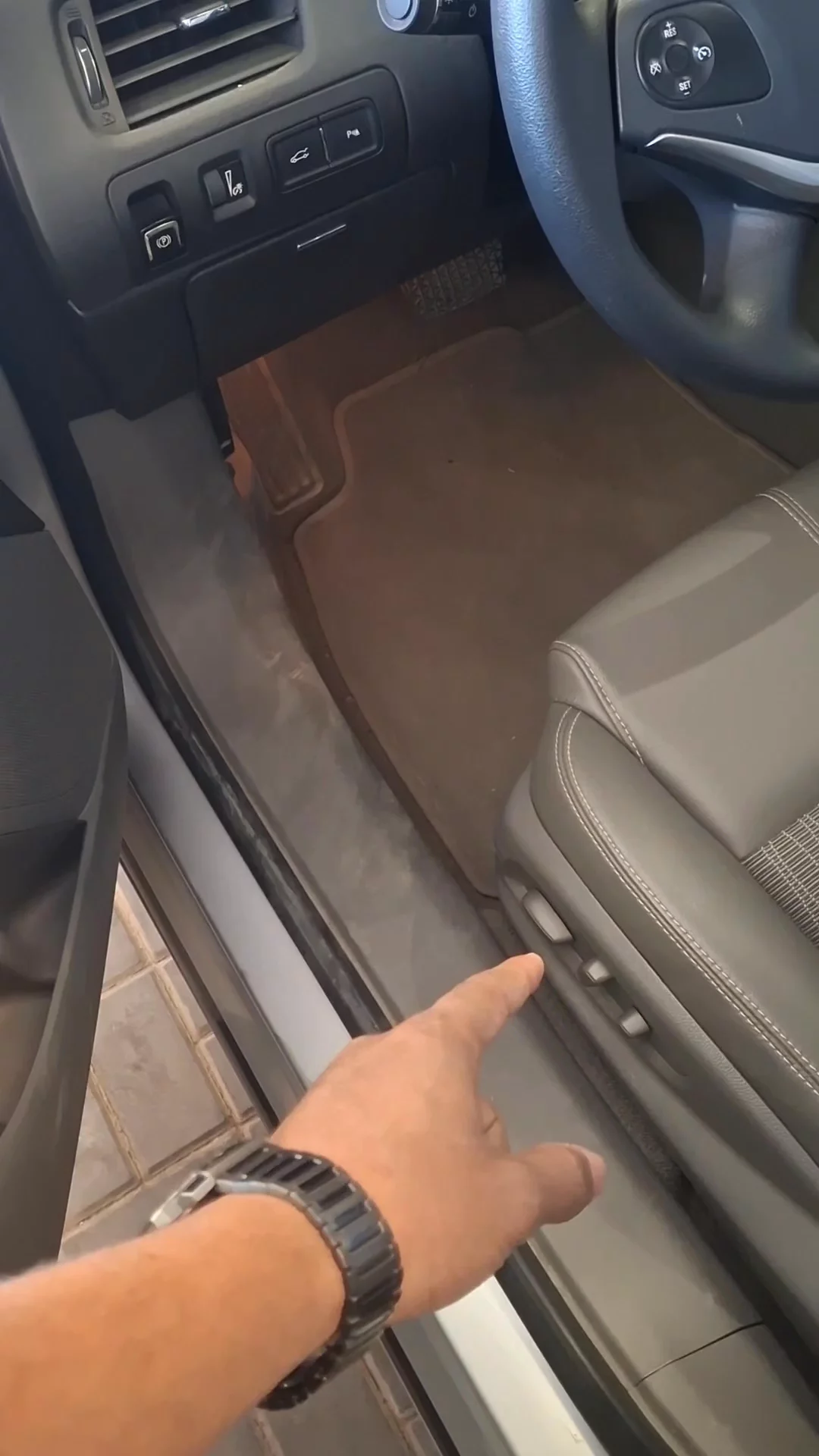 Car video thumbnail 1 of 8