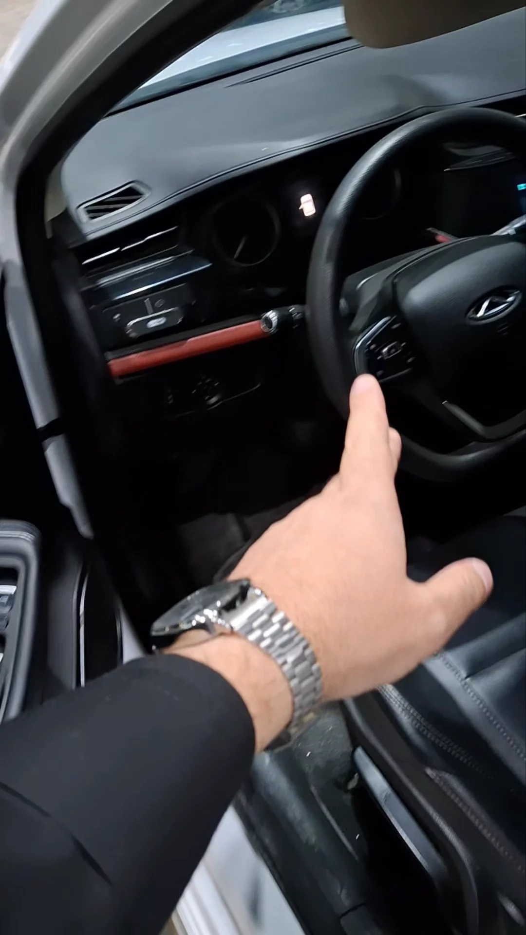 Car video thumbnail 1 of 9