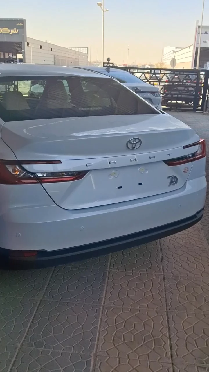 تويوتا كامري E 2025