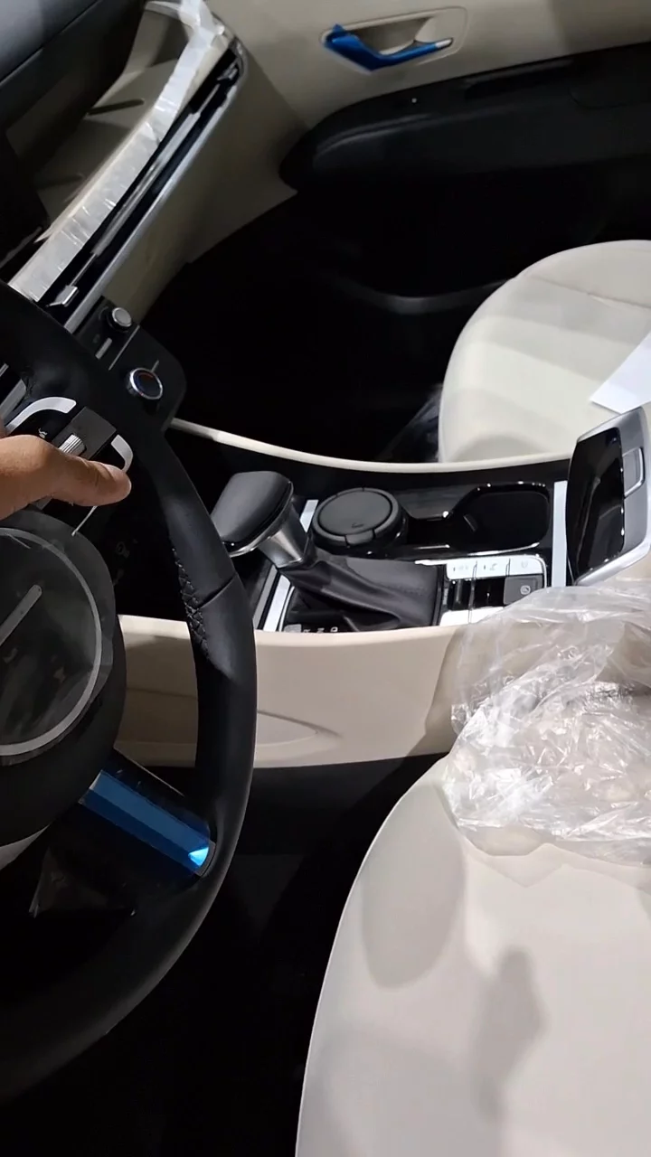 Car video thumbnail 1 of 9