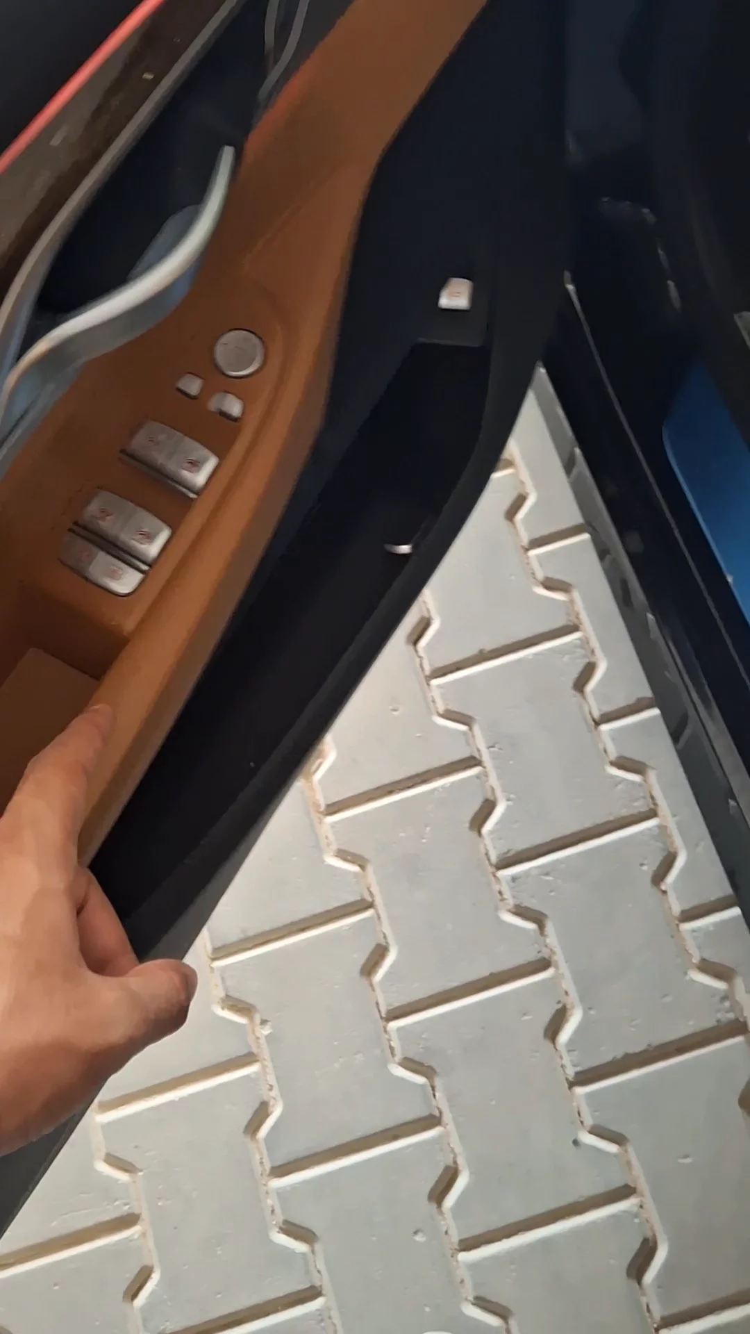 Car video thumbnail 1 of 9