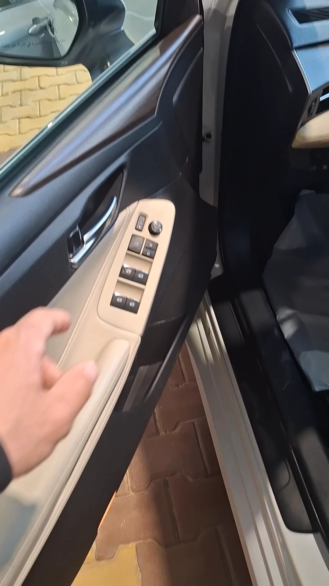 Car video thumbnail 1 of 7