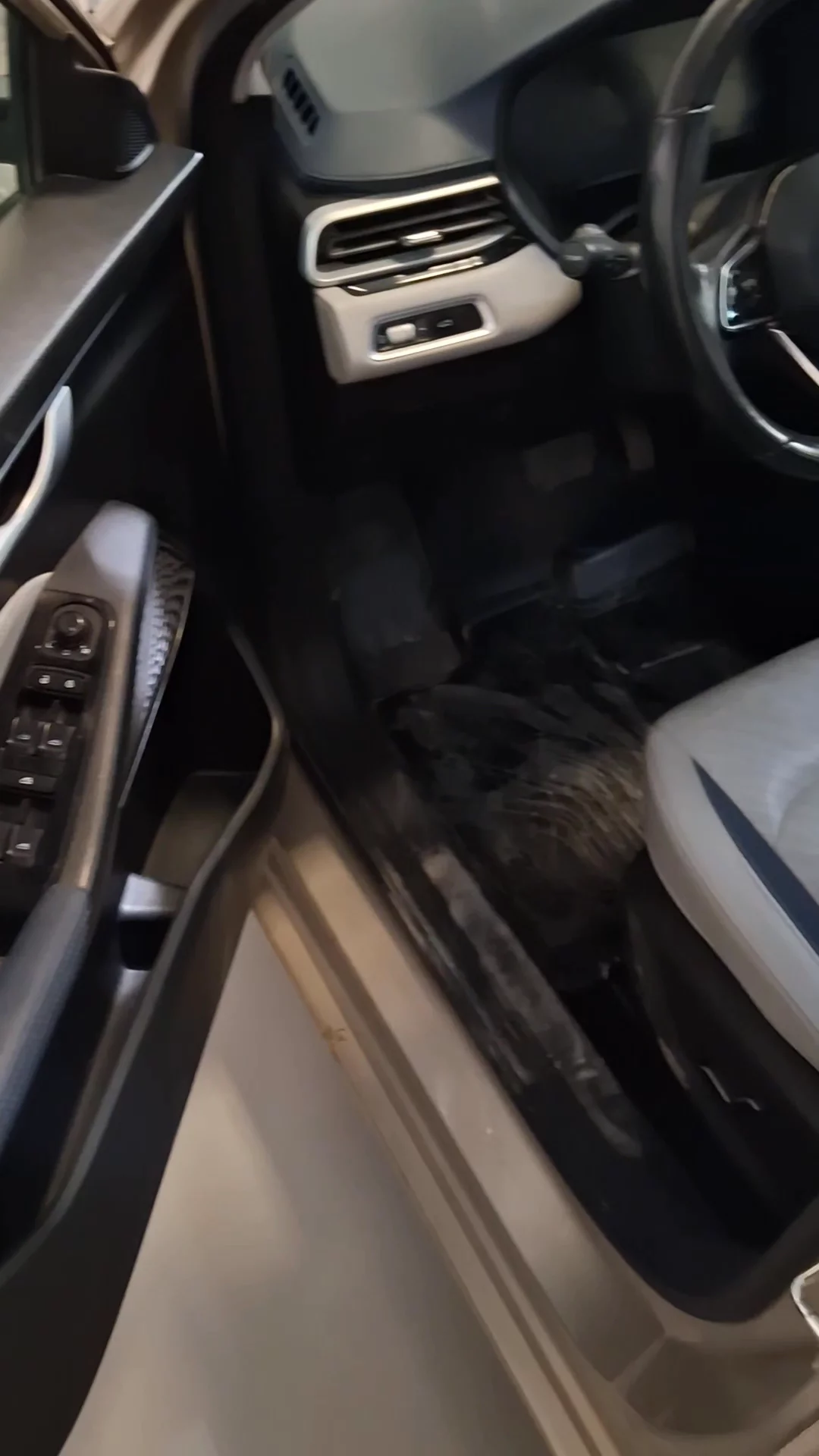 Car video thumbnail 1 of 9