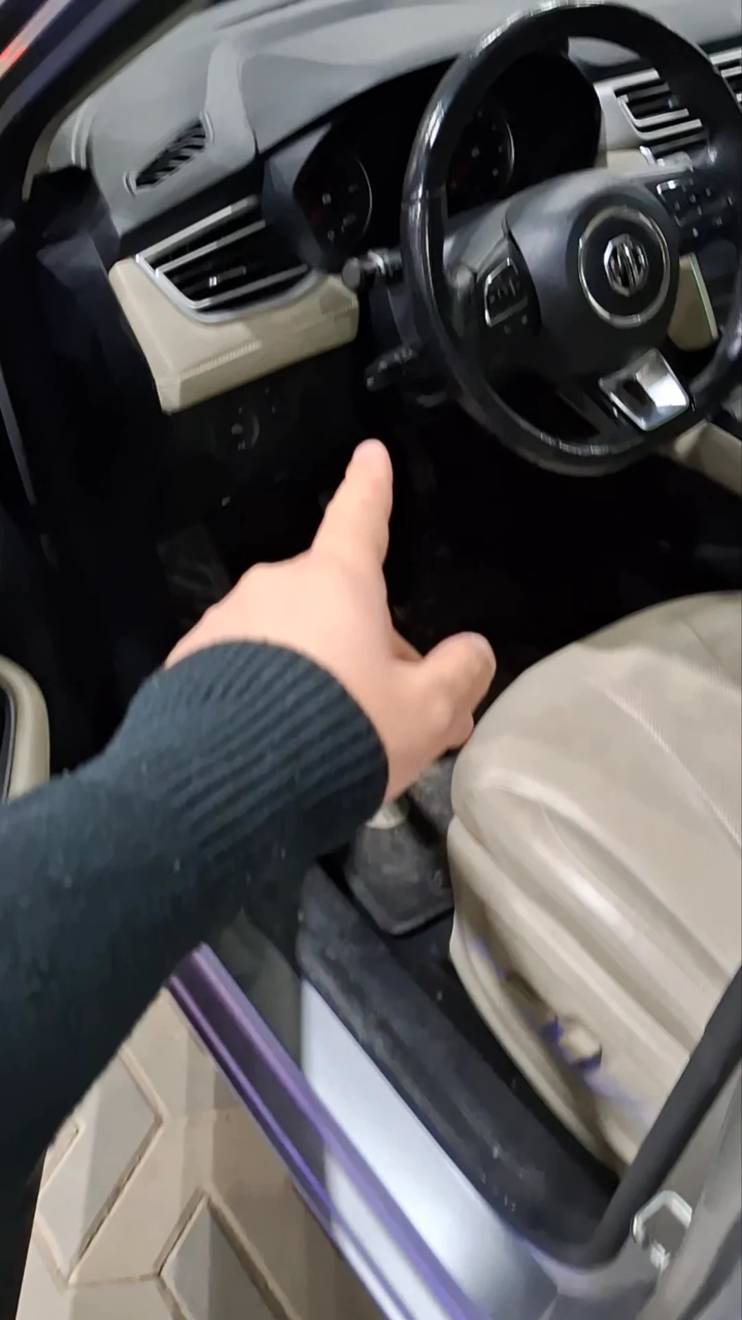 Car video thumbnail 1 of 9