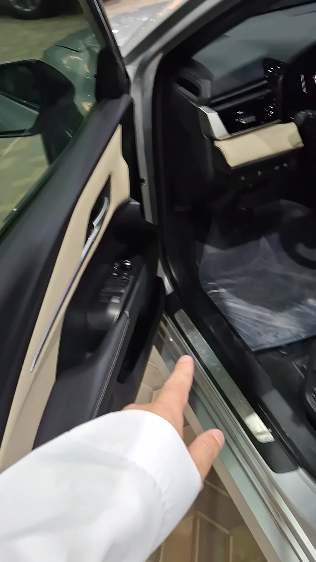 Car video thumbnail 1 of 9