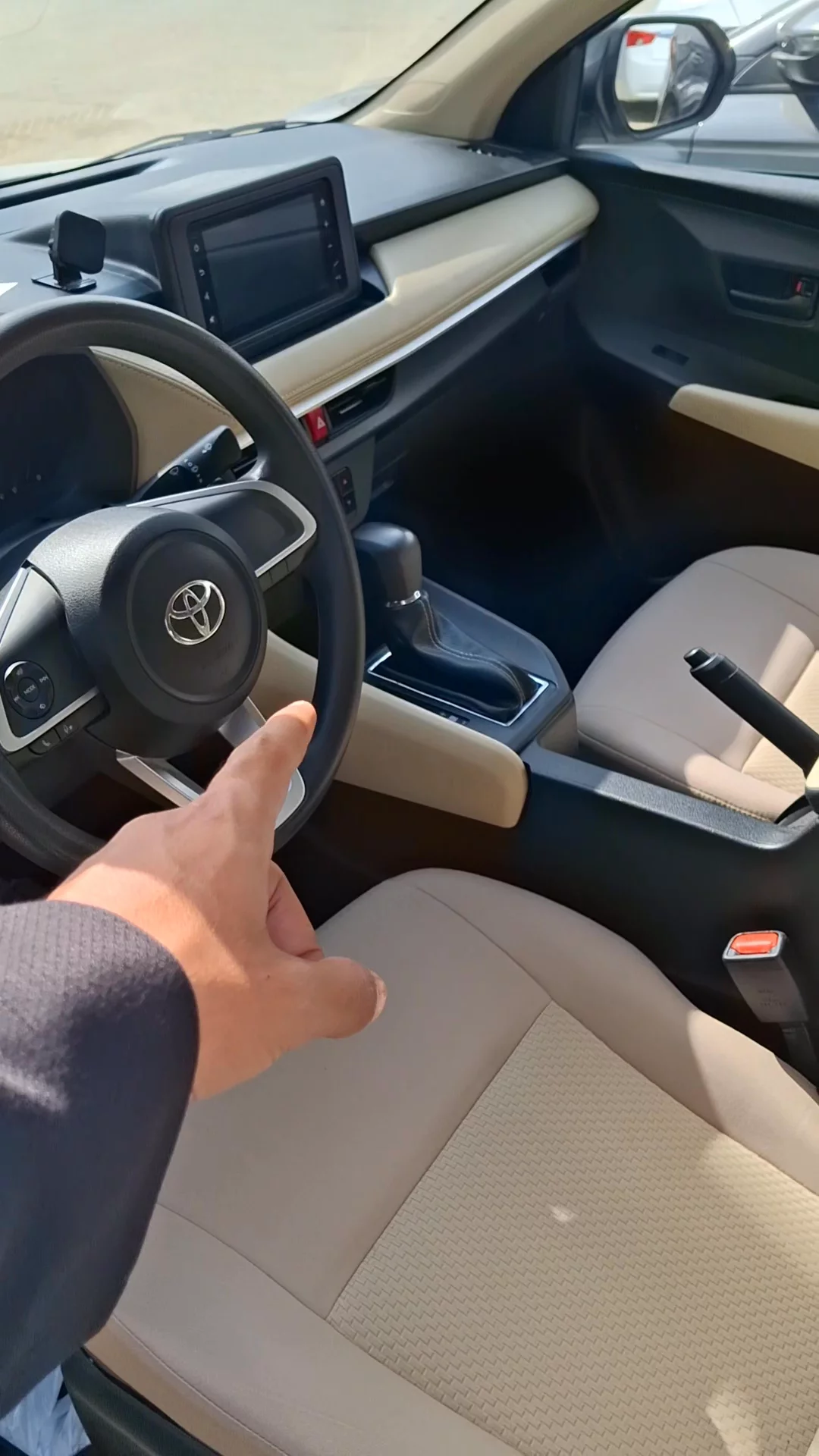 Car video thumbnail 1 of 8