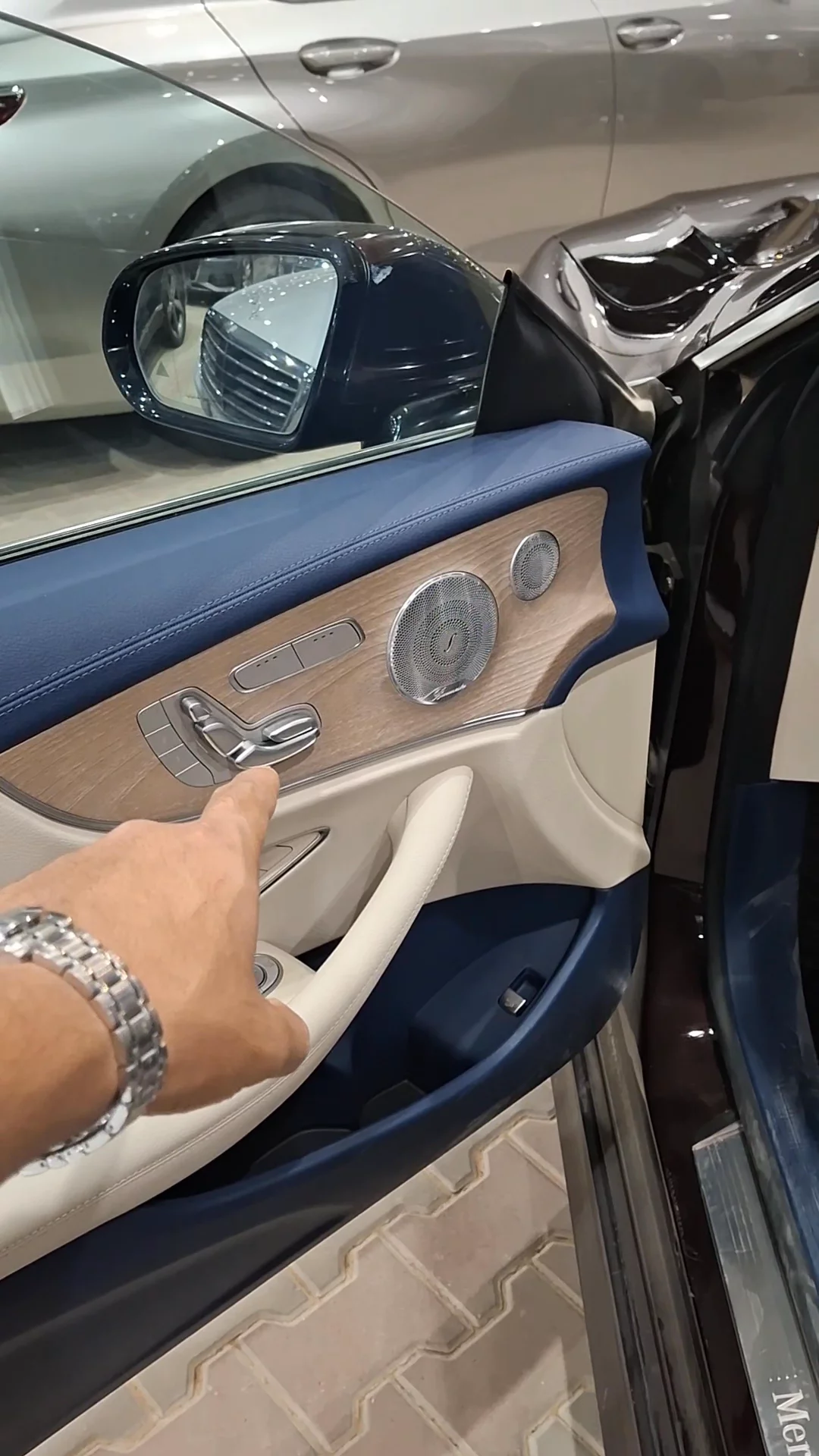 Car video thumbnail 1 of 9