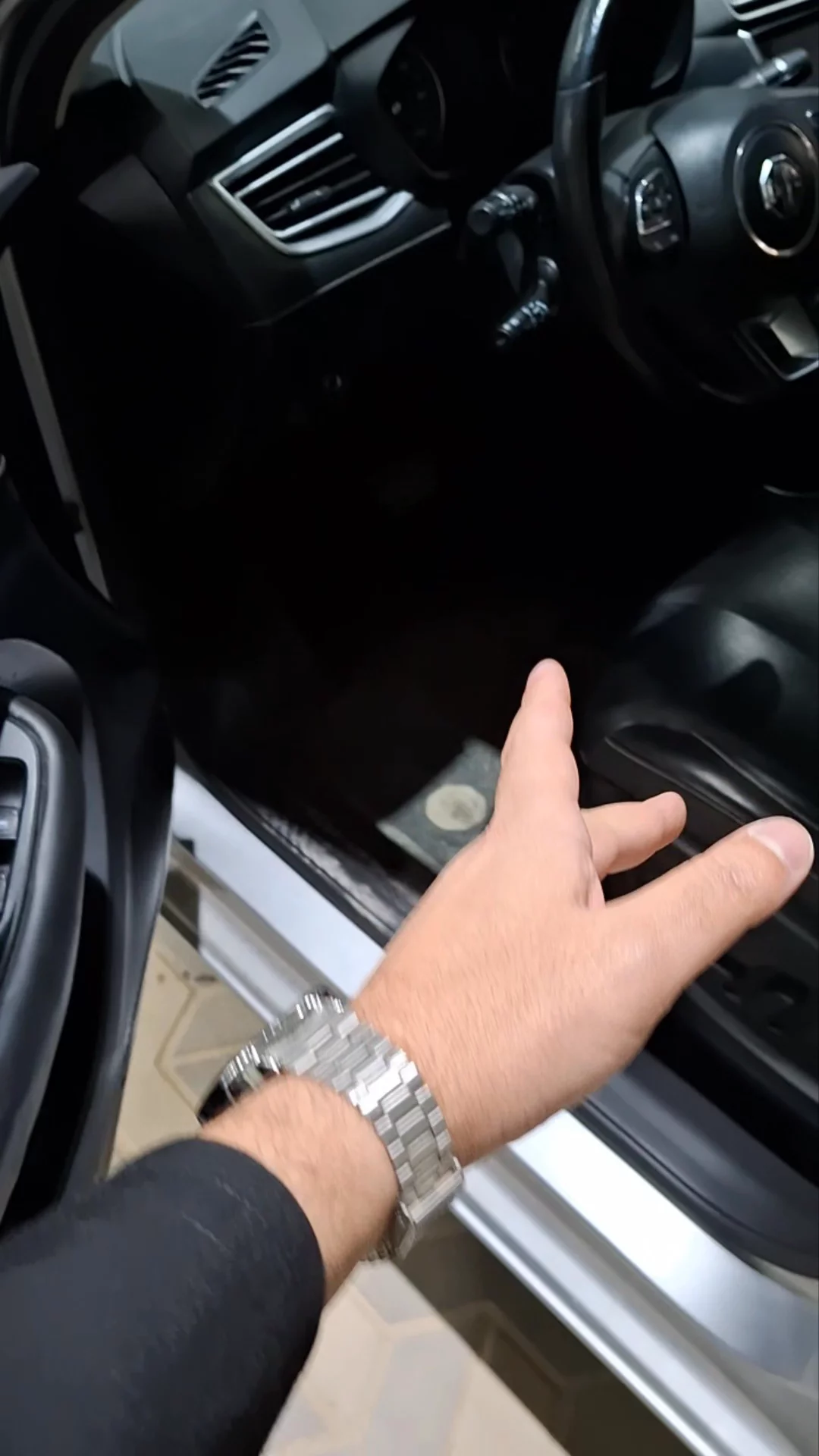 Car video thumbnail 1 of 9