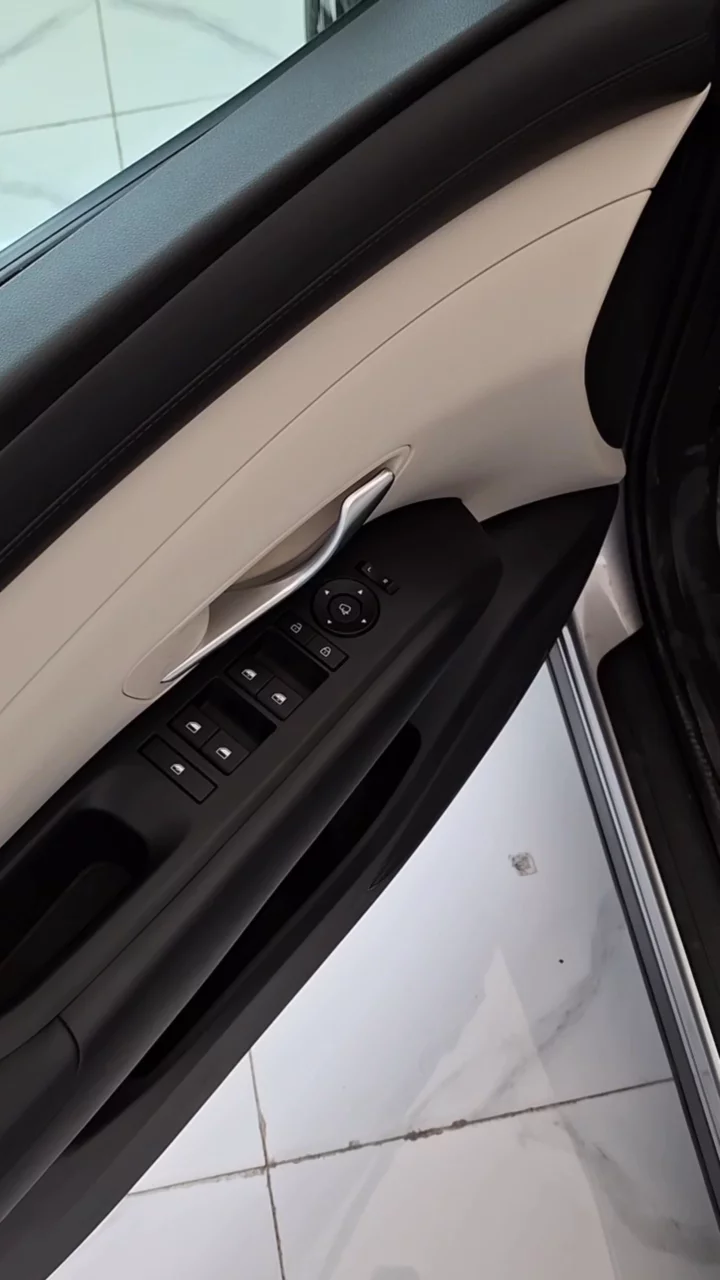 Car video thumbnail 1 of 10