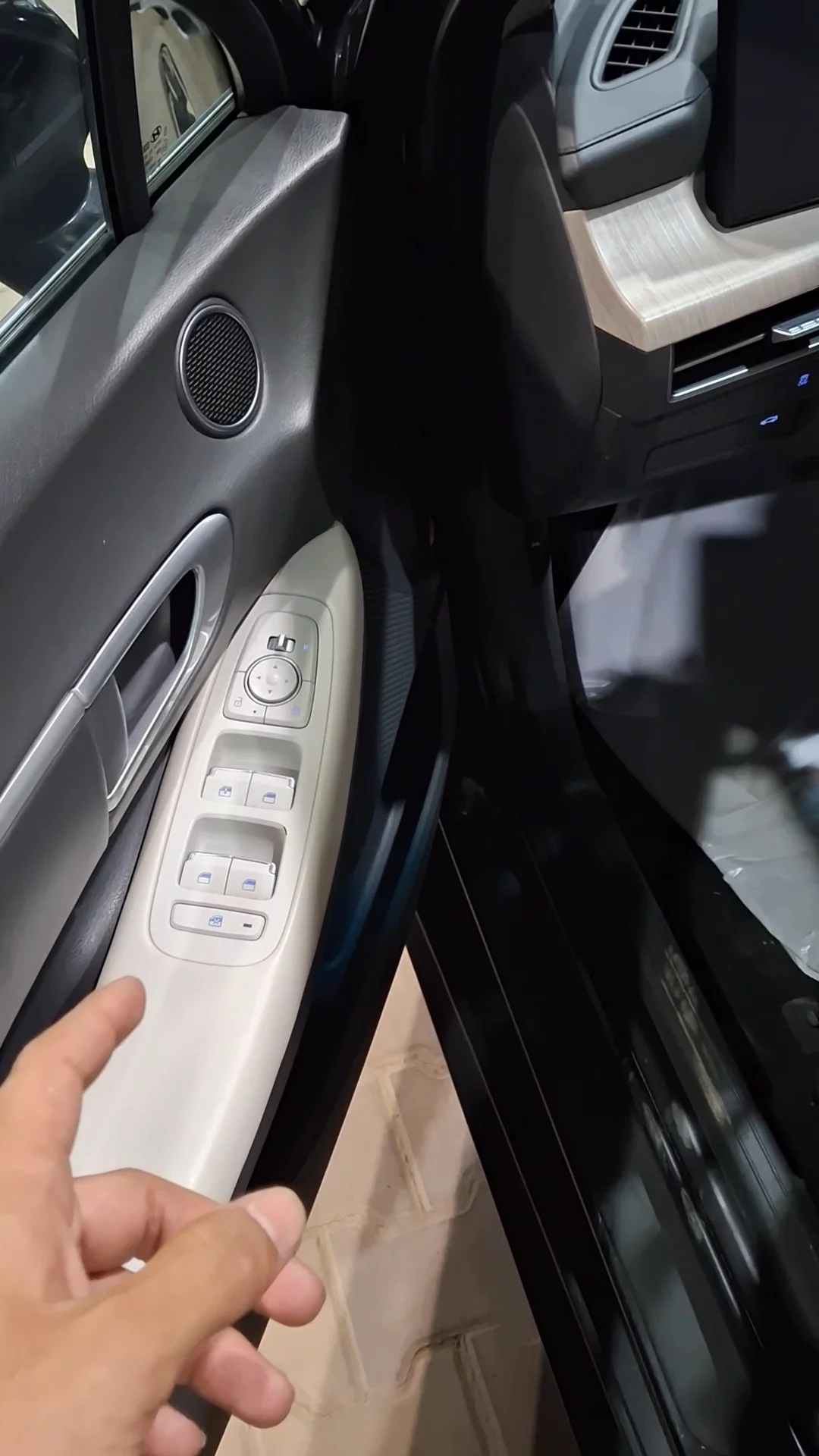 Car video thumbnail 1 of 7