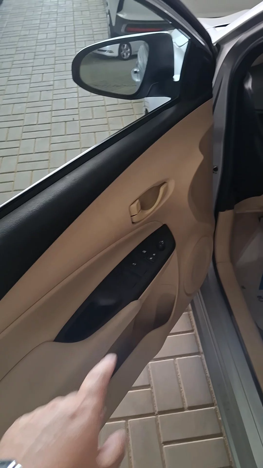 Car video thumbnail 1 of 9