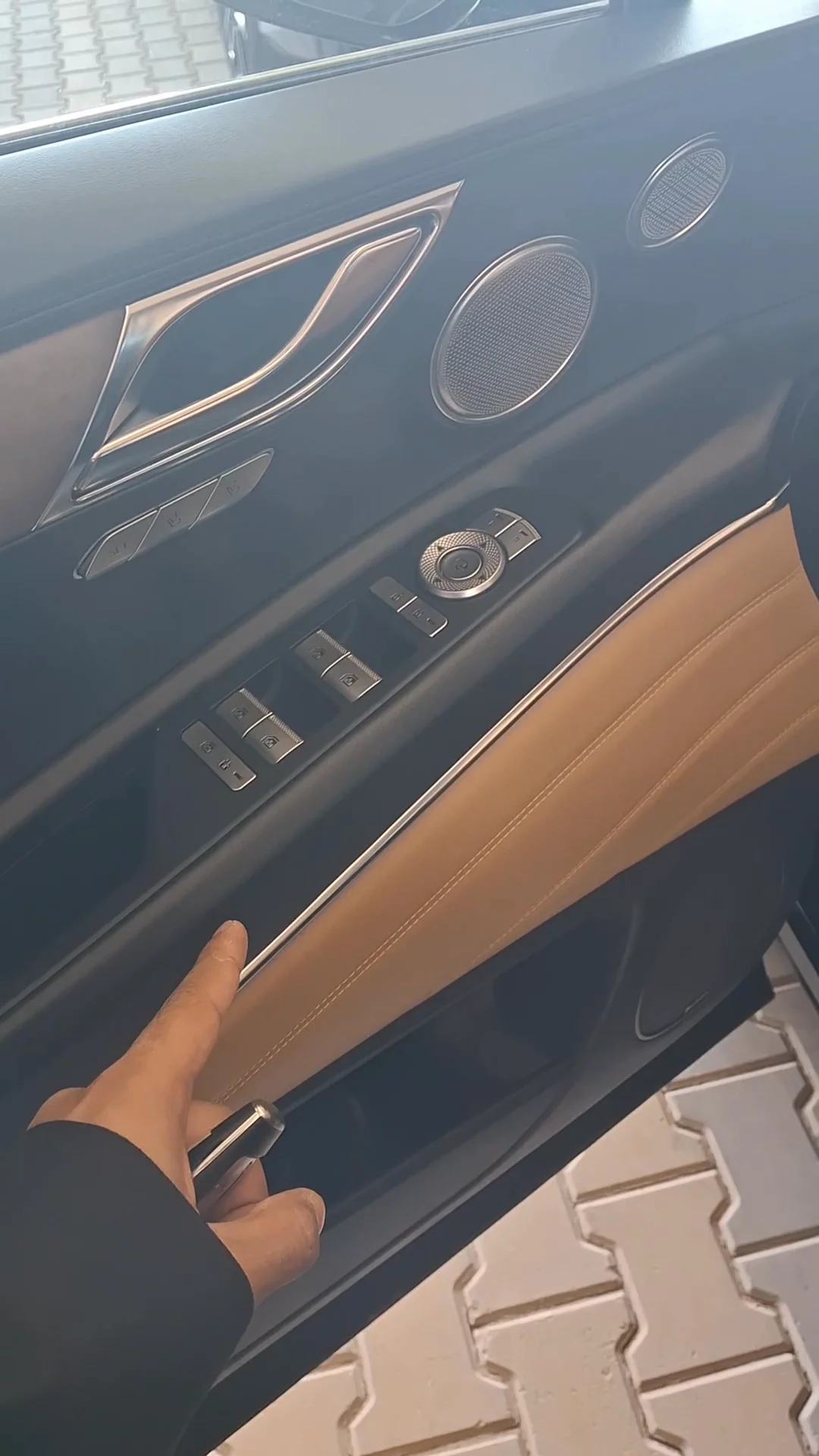 Car video thumbnail 1 of 8