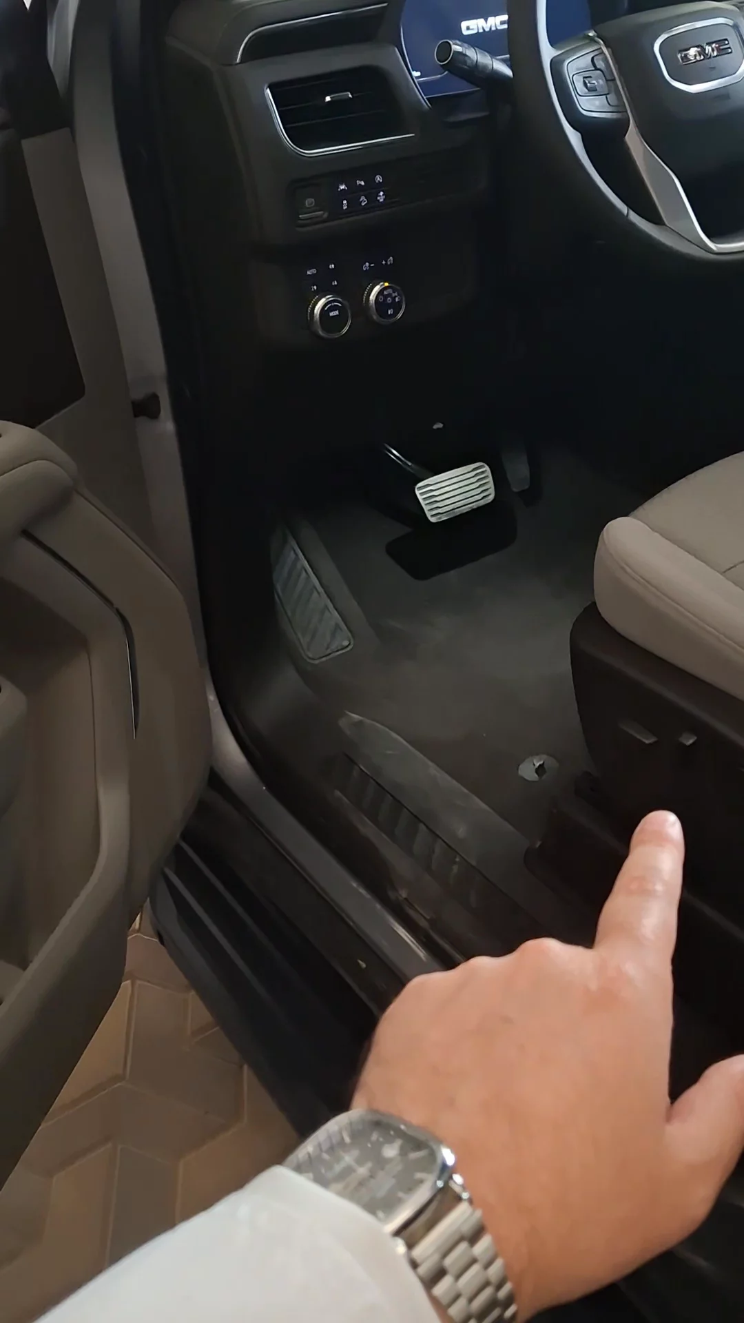 Car video thumbnail 1 of 10