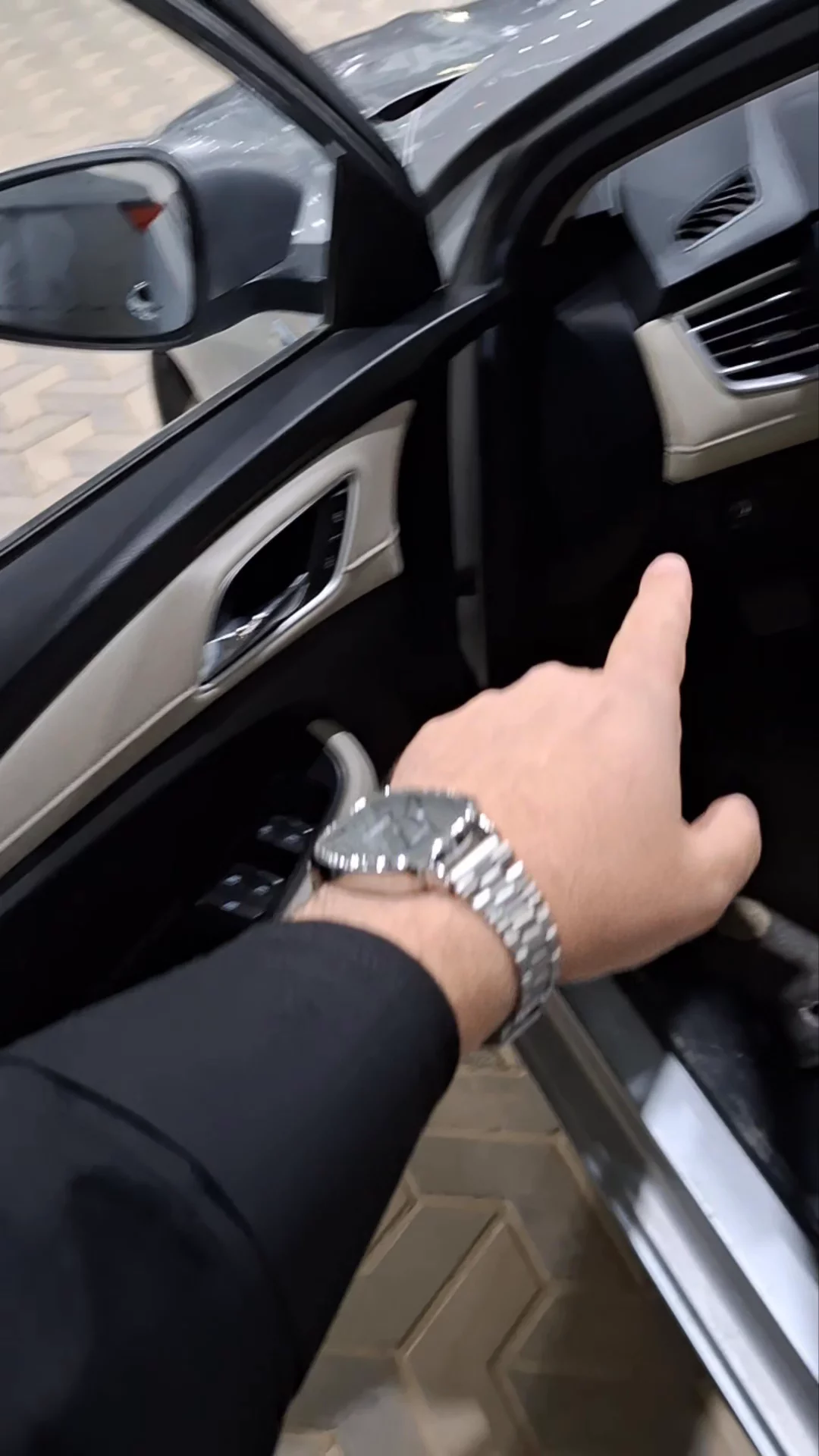 Car video thumbnail 1 of 9