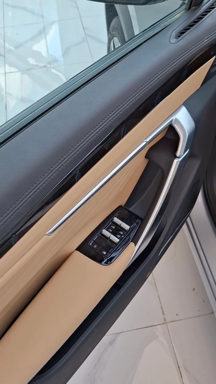 Car video thumbnail 1 of 9