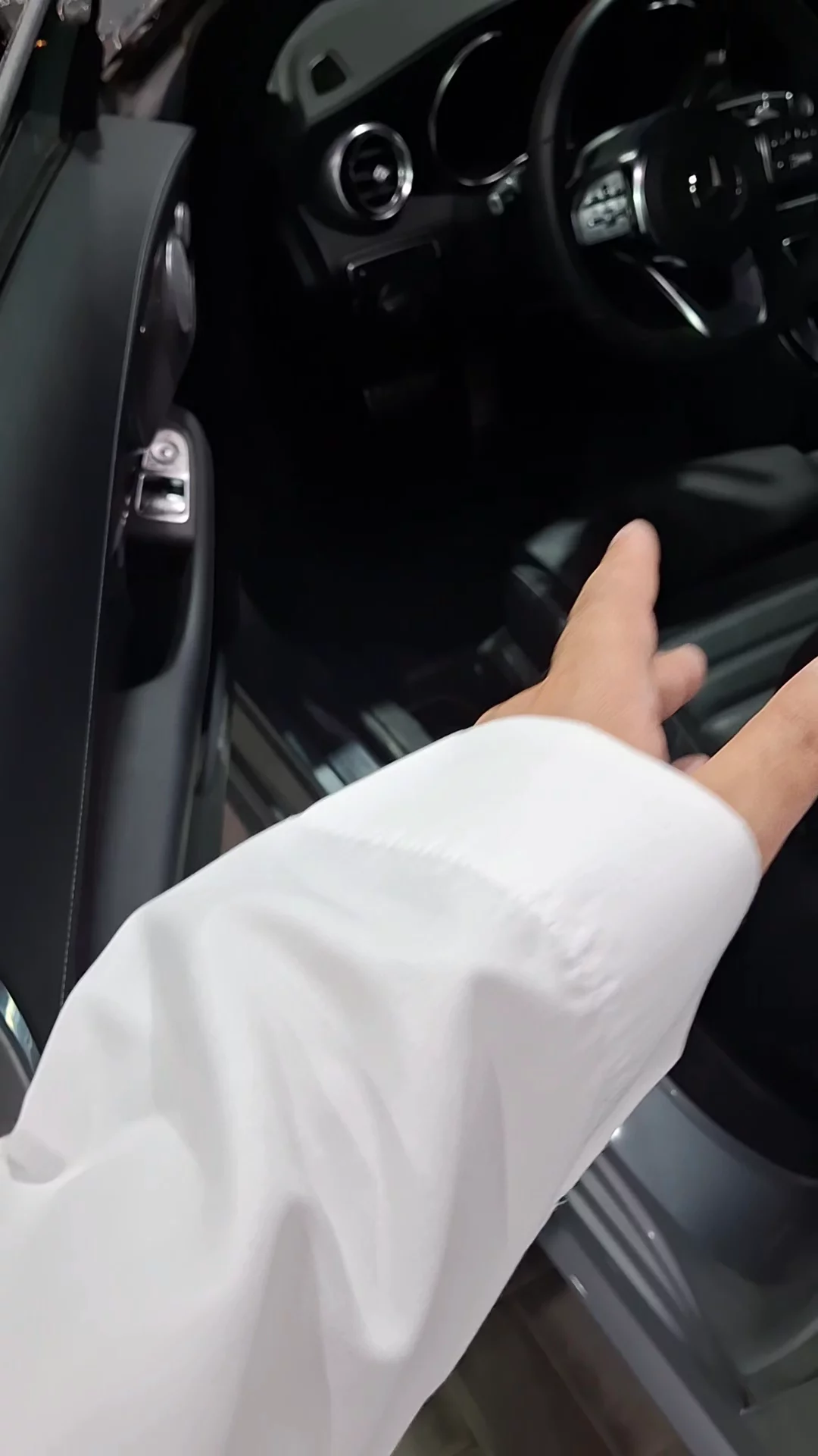 Car video thumbnail 1 of 8