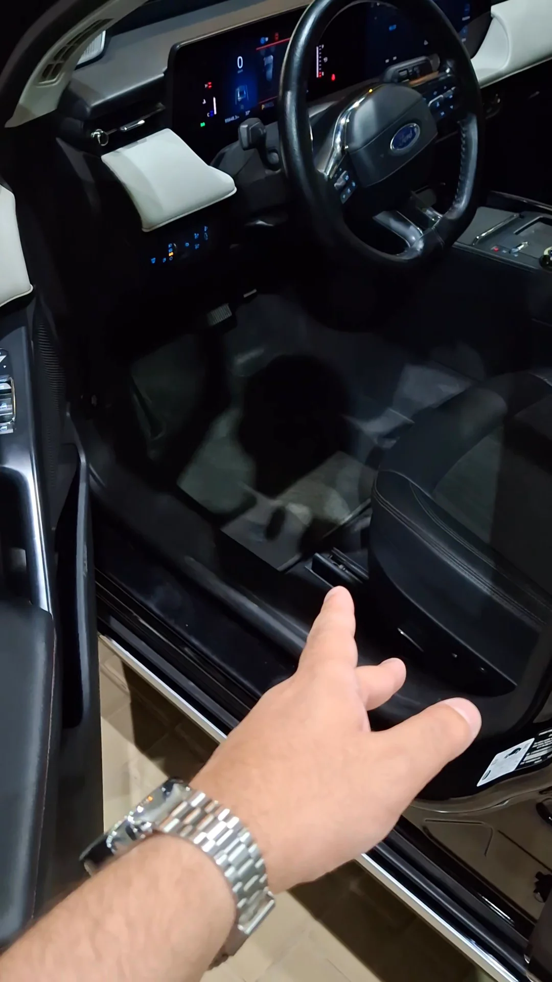 Car video thumbnail 1 of 9