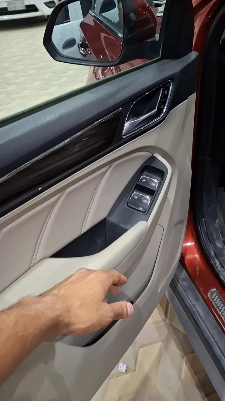 Car video thumbnail 1 of 9