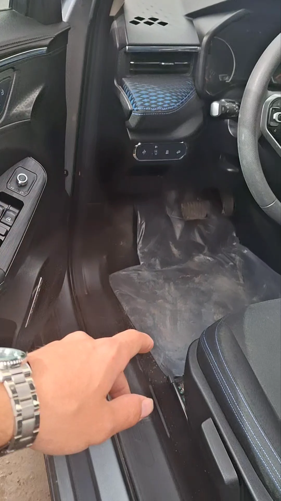 Car video thumbnail 1 of 9