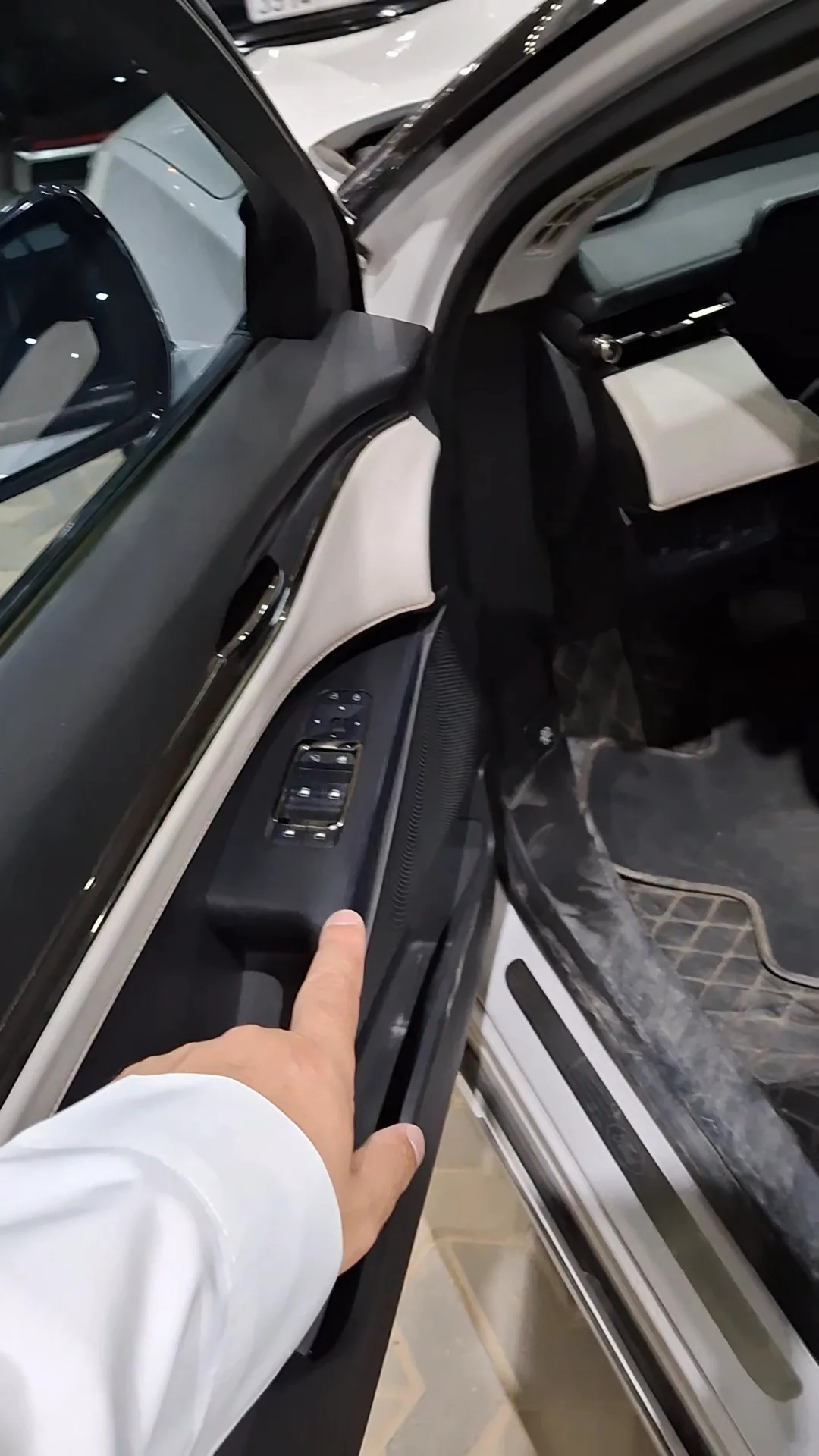 Car video thumbnail 1 of 9