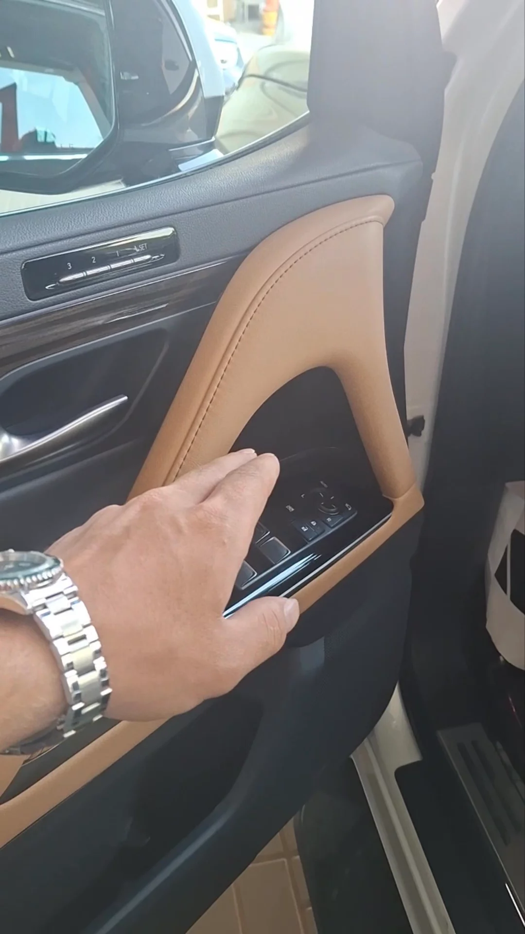 Car video thumbnail 1 of 9