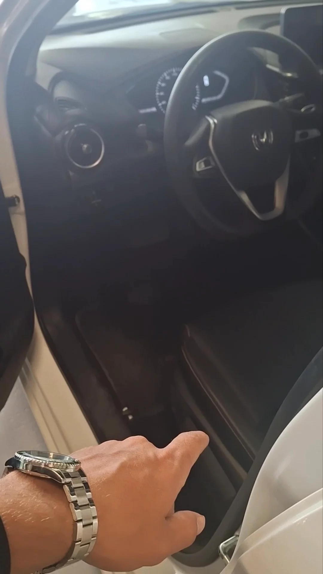 Car video thumbnail 1 of 7