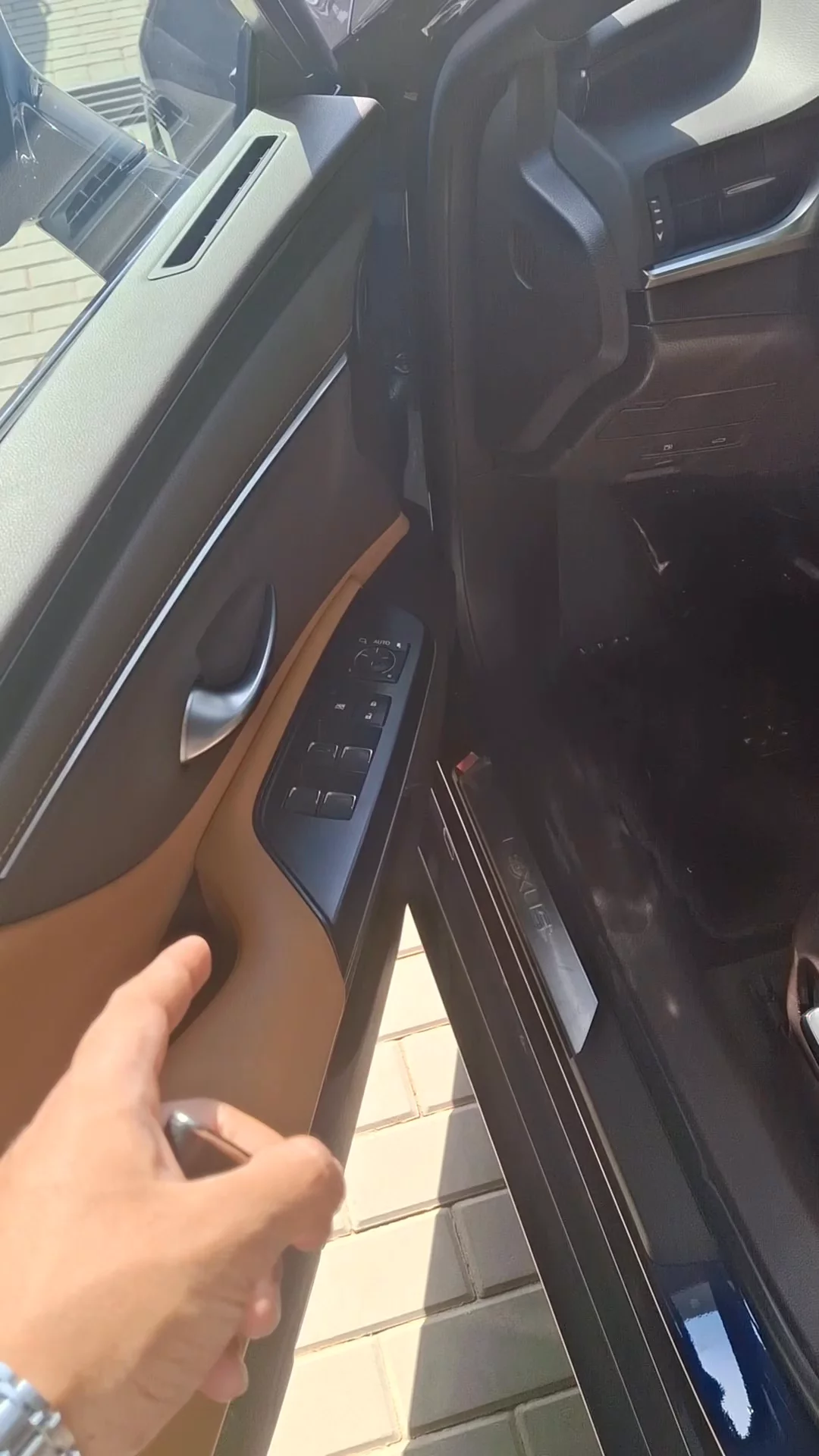 Car video thumbnail 1 of 8