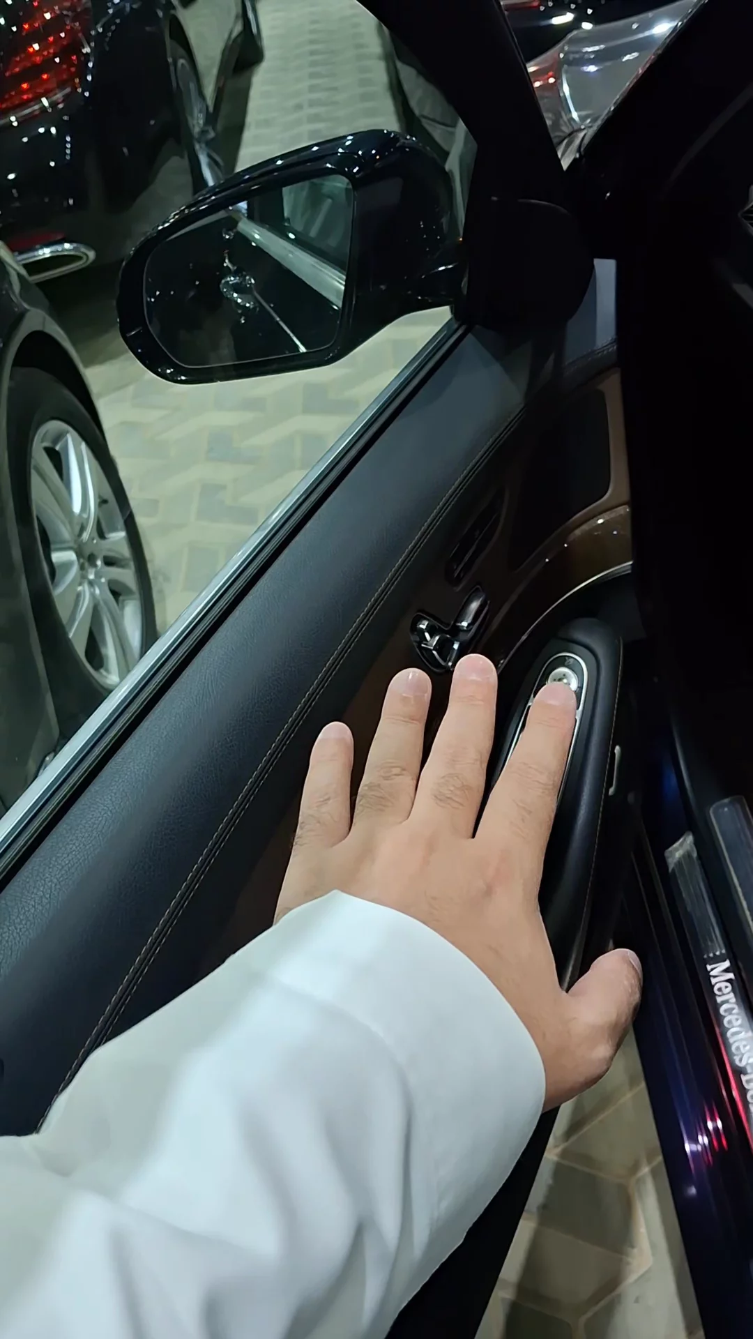 Car video thumbnail 1 of 9