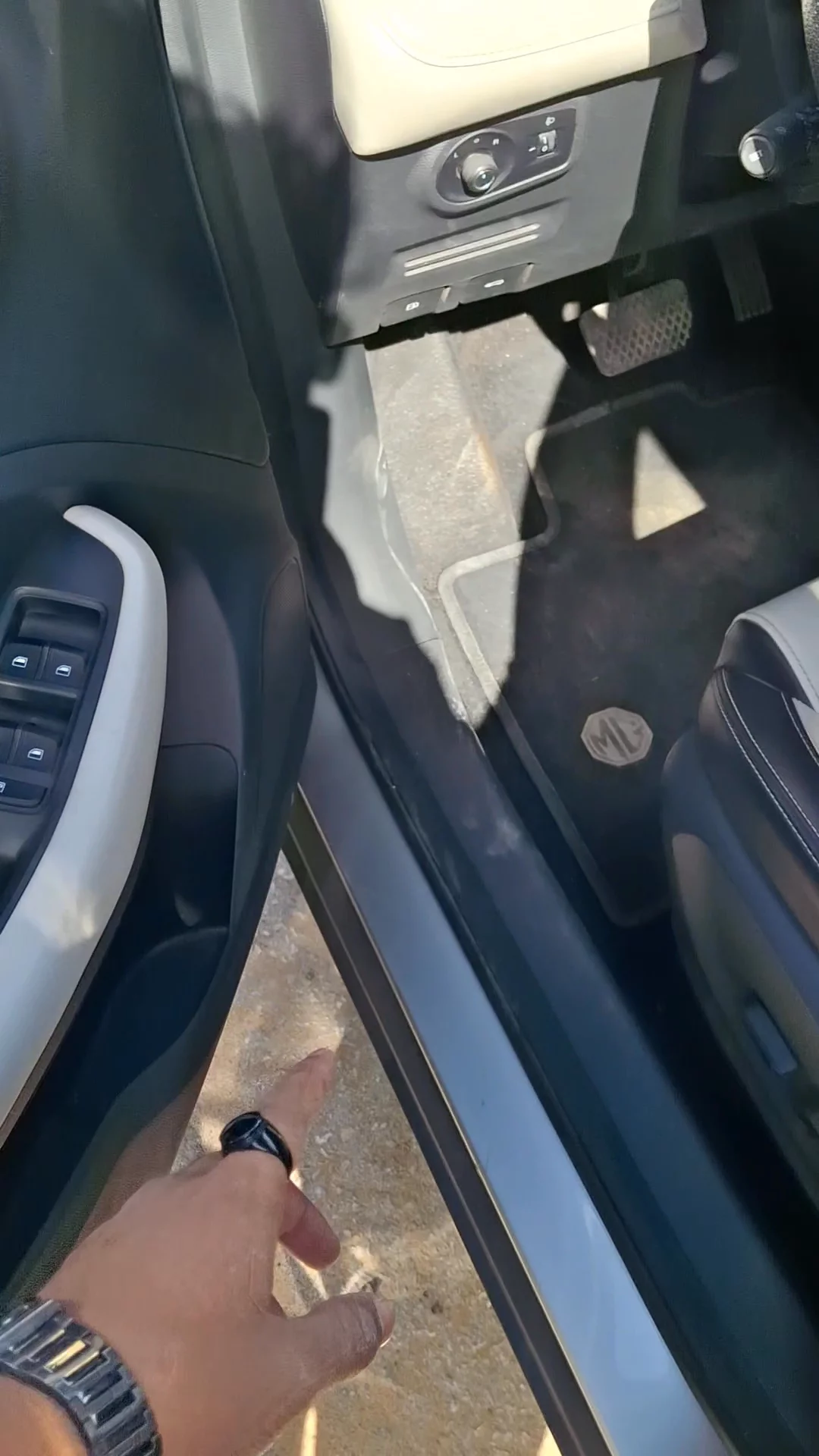 Car video thumbnail 1 of 7