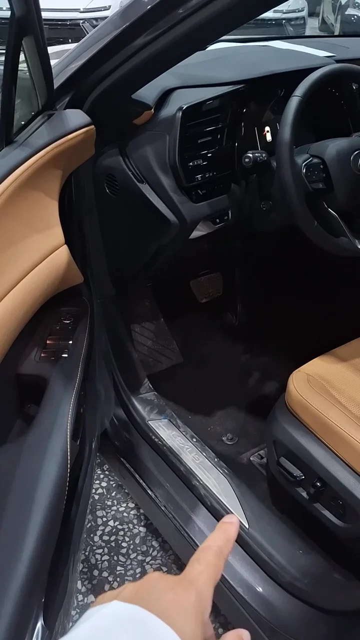 Car video thumbnail 1 of 10