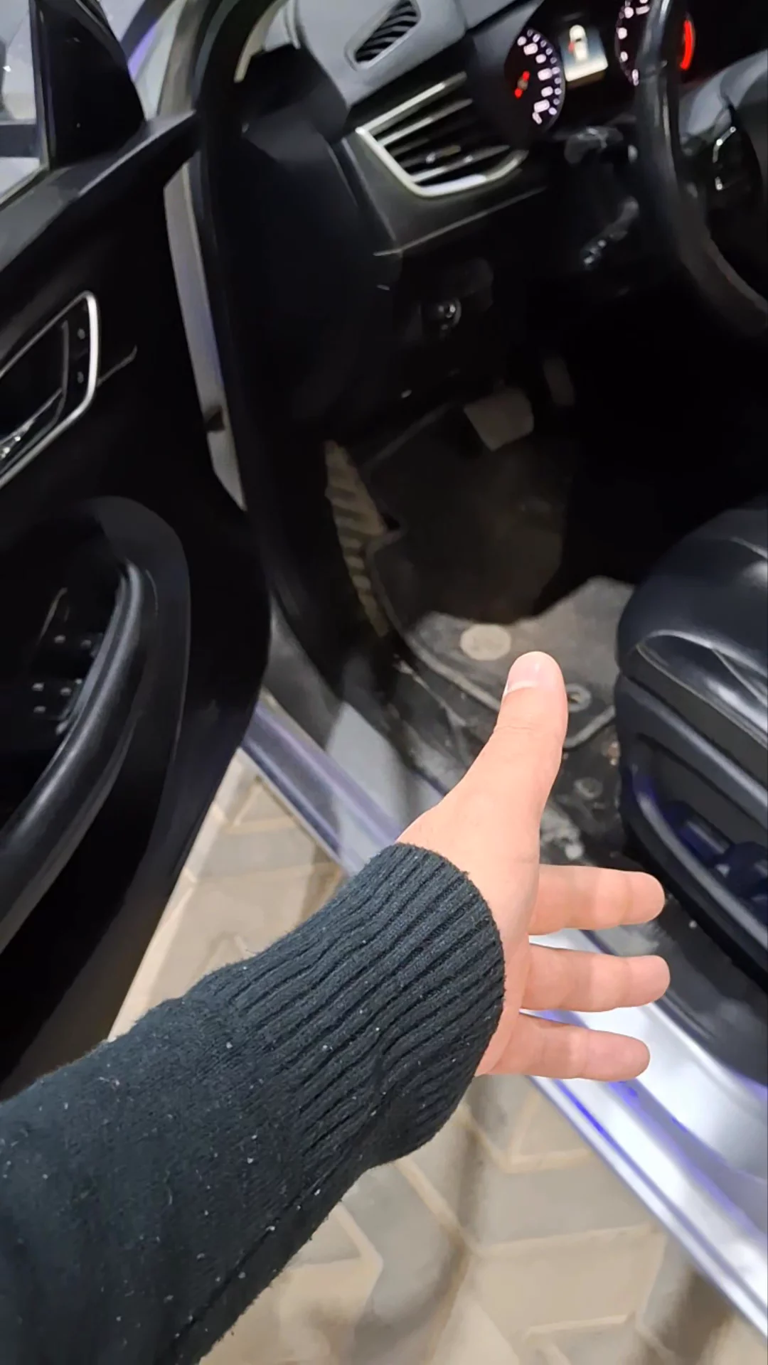 Car video thumbnail 1 of 9