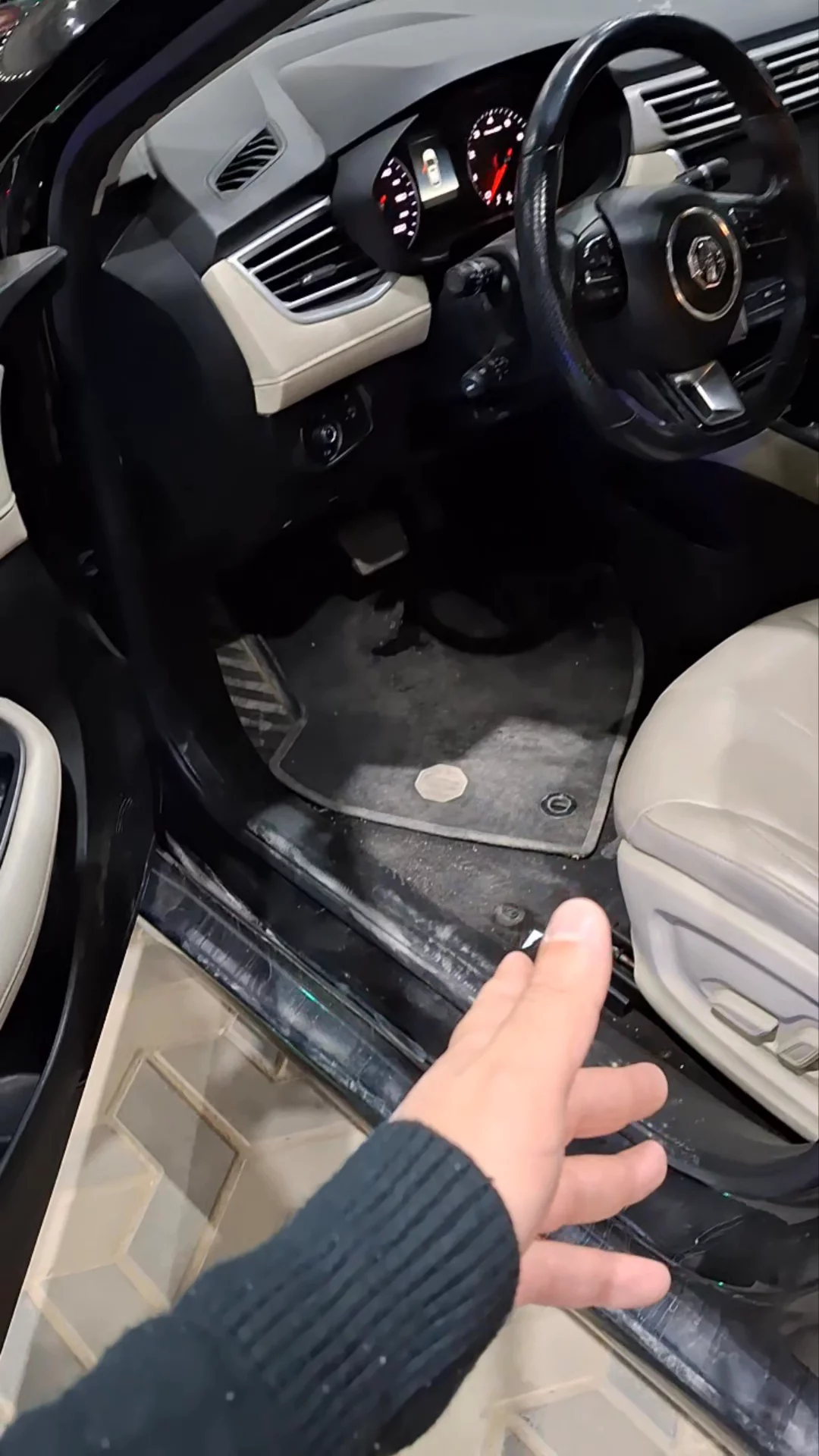 Car video thumbnail 1 of 9