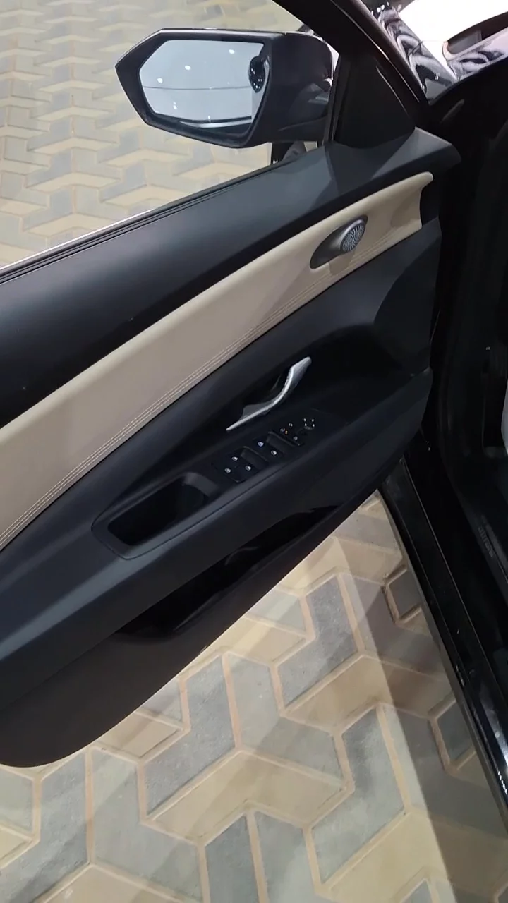 Car video thumbnail 1 of 9