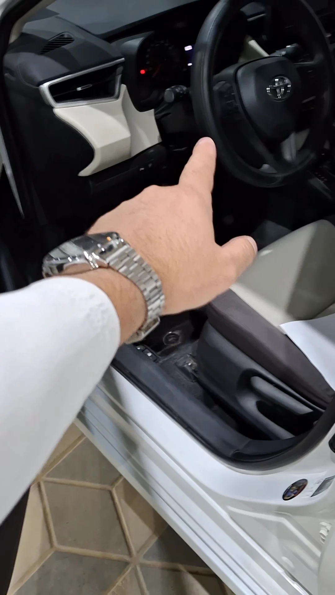 Car video thumbnail 1 of 9