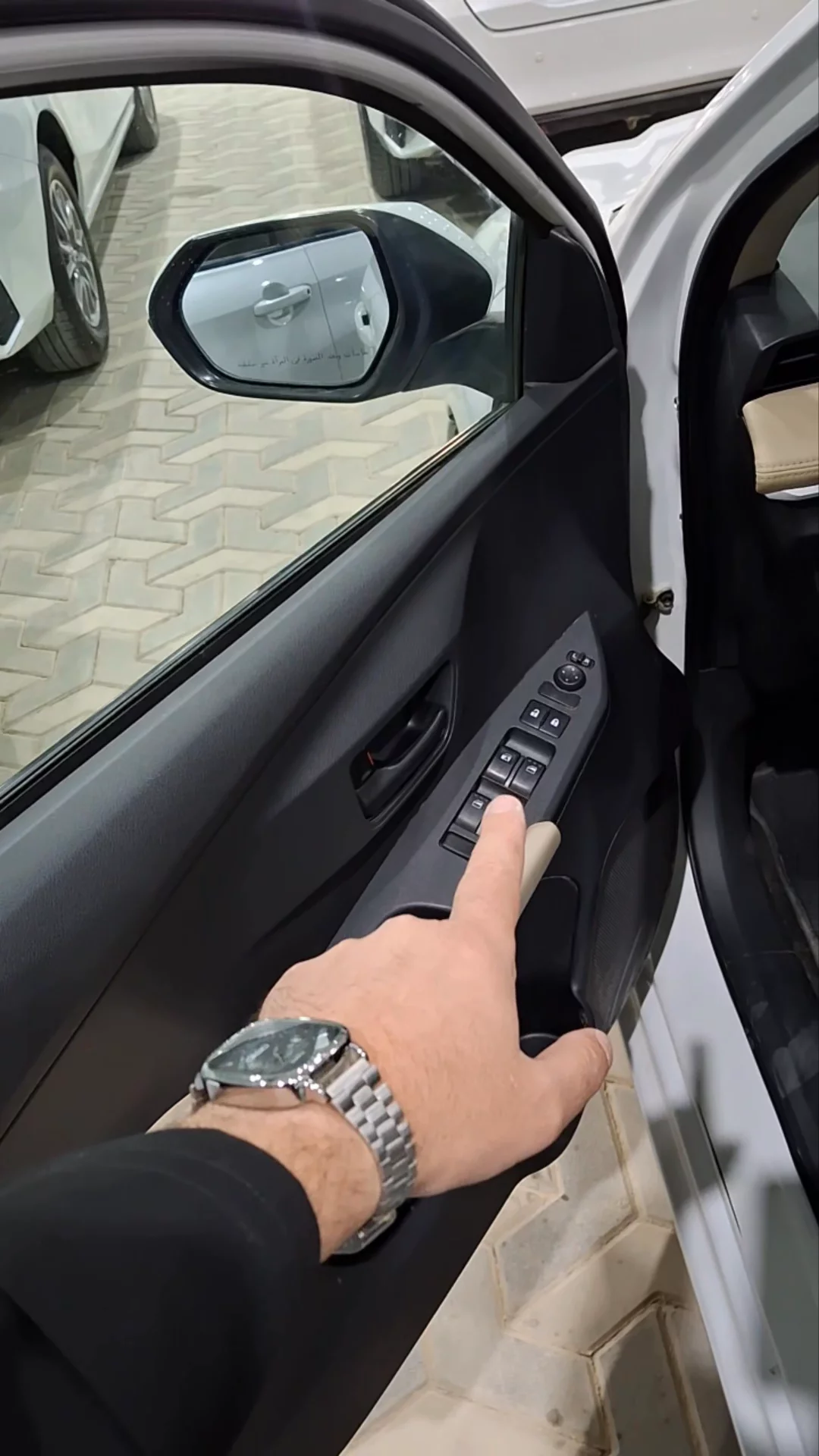 Car video thumbnail 1 of 9