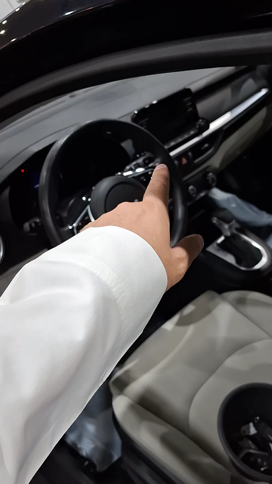 Car video thumbnail 1 of 9