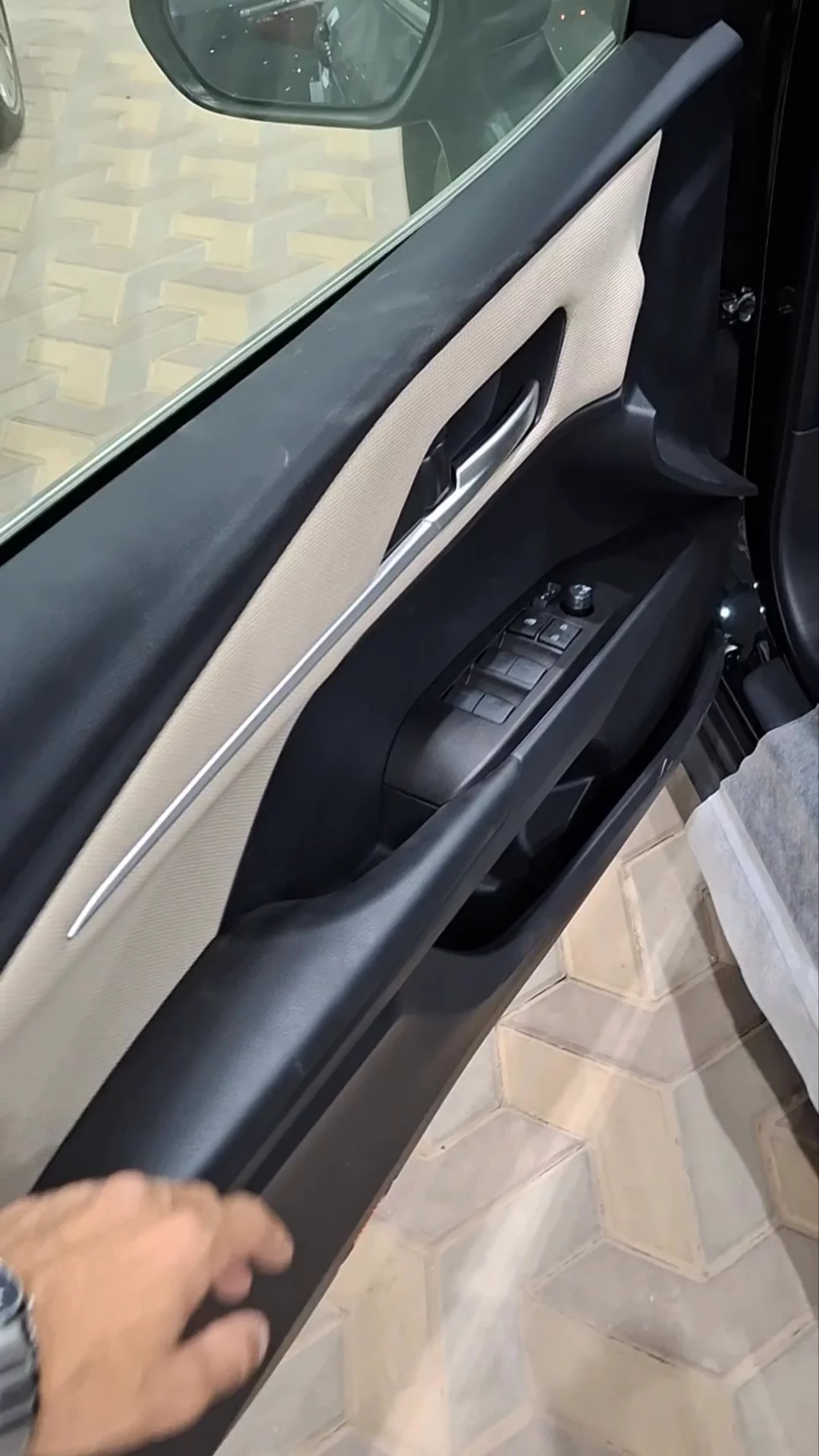 Car video thumbnail 1 of 10