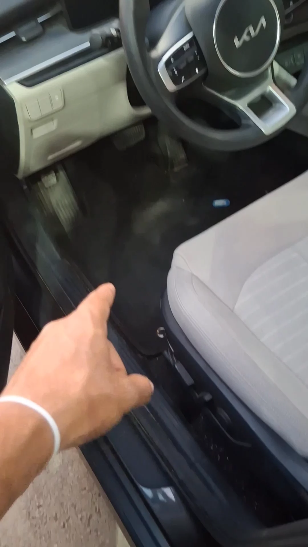 Car video thumbnail 1 of 8