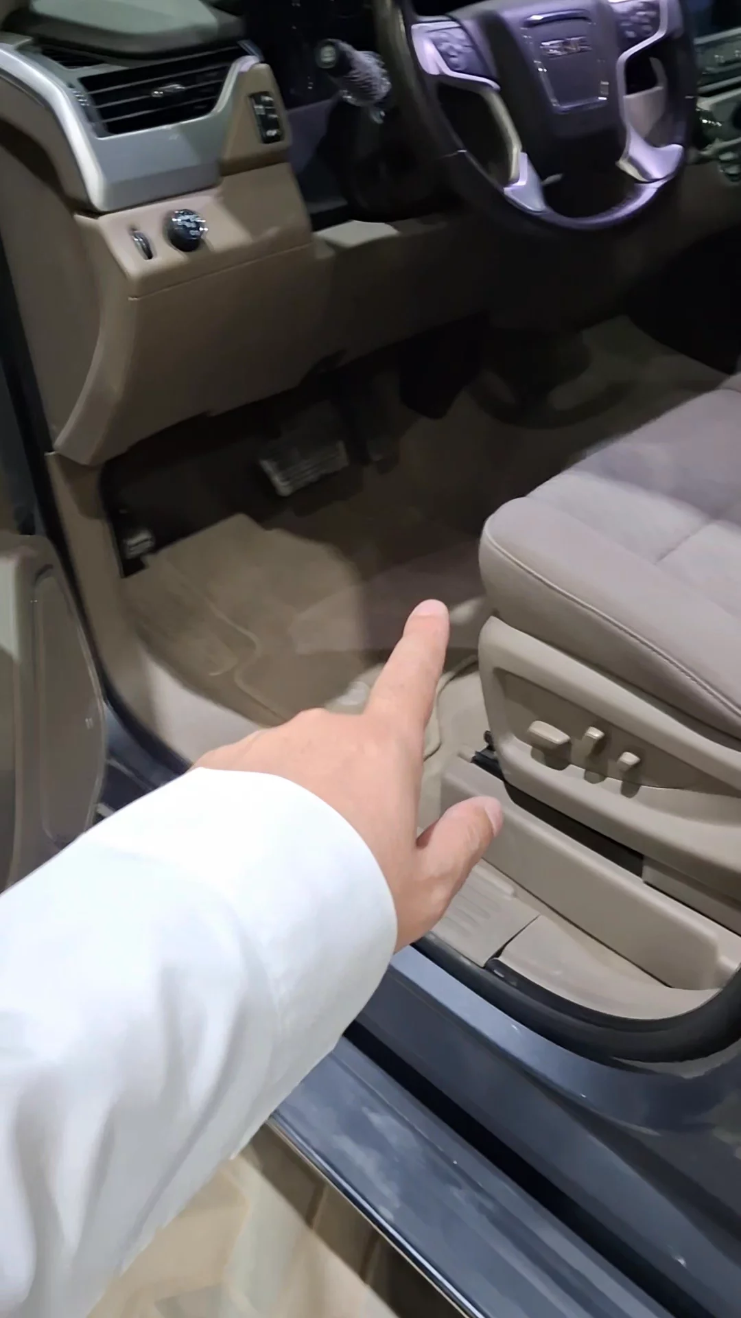 Car video thumbnail 1 of 9