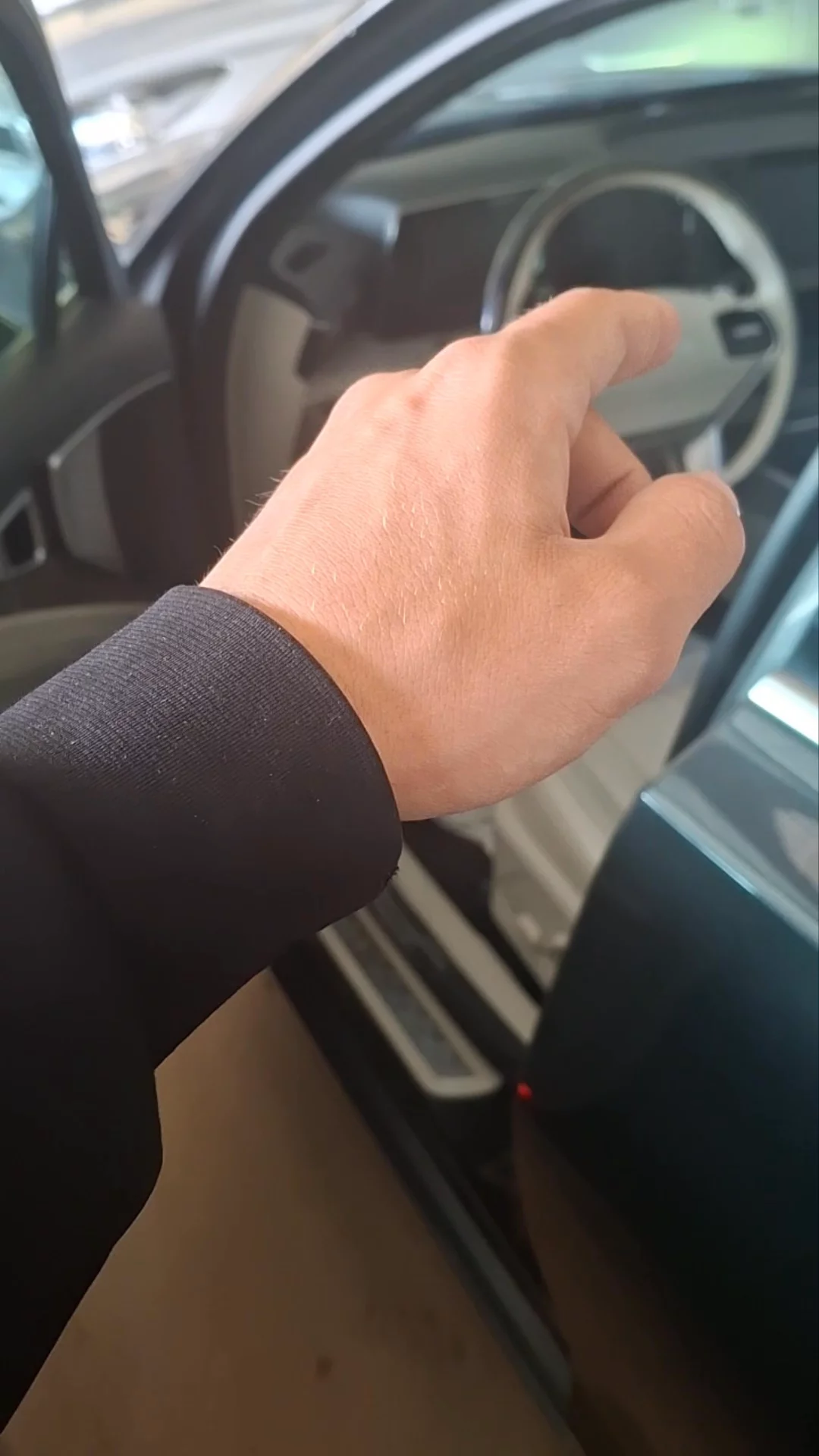 Car video thumbnail 1 of 9