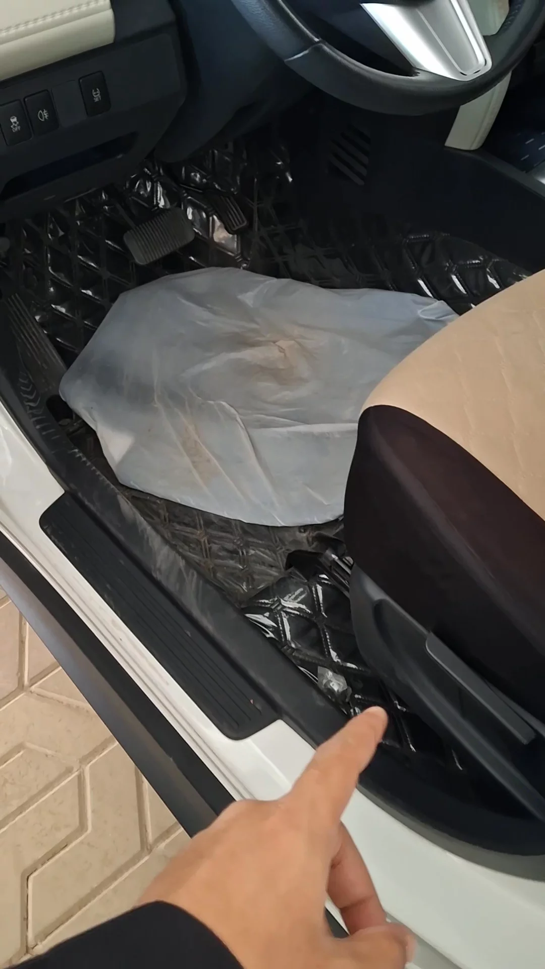 Car video thumbnail 1 of 8