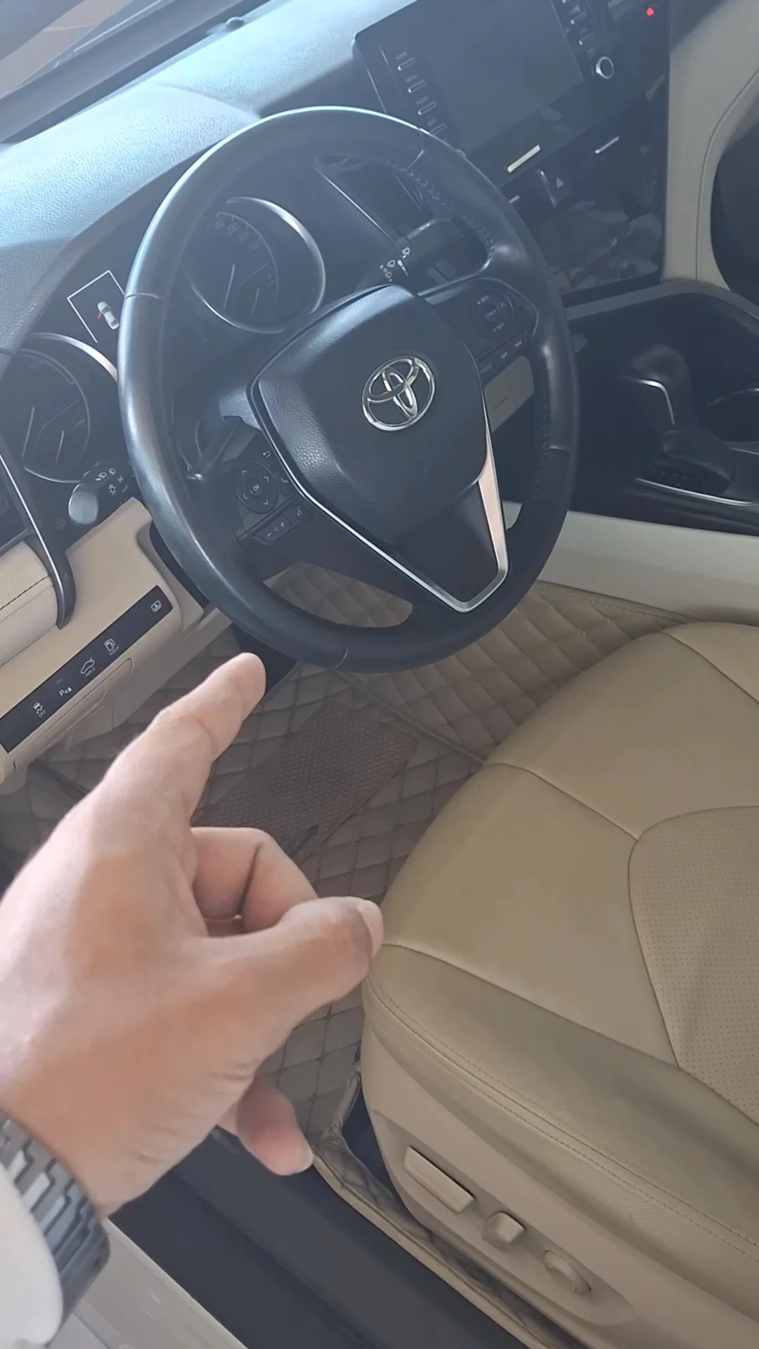 Car video thumbnail 1 of 7