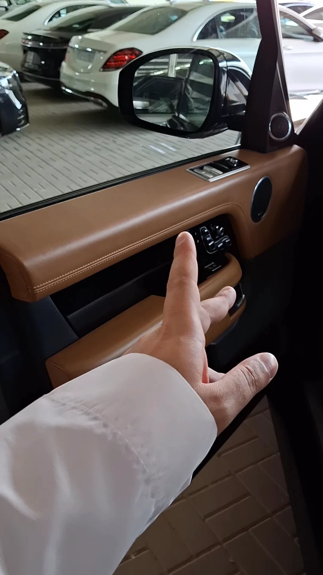 Car video thumbnail 1 of 9