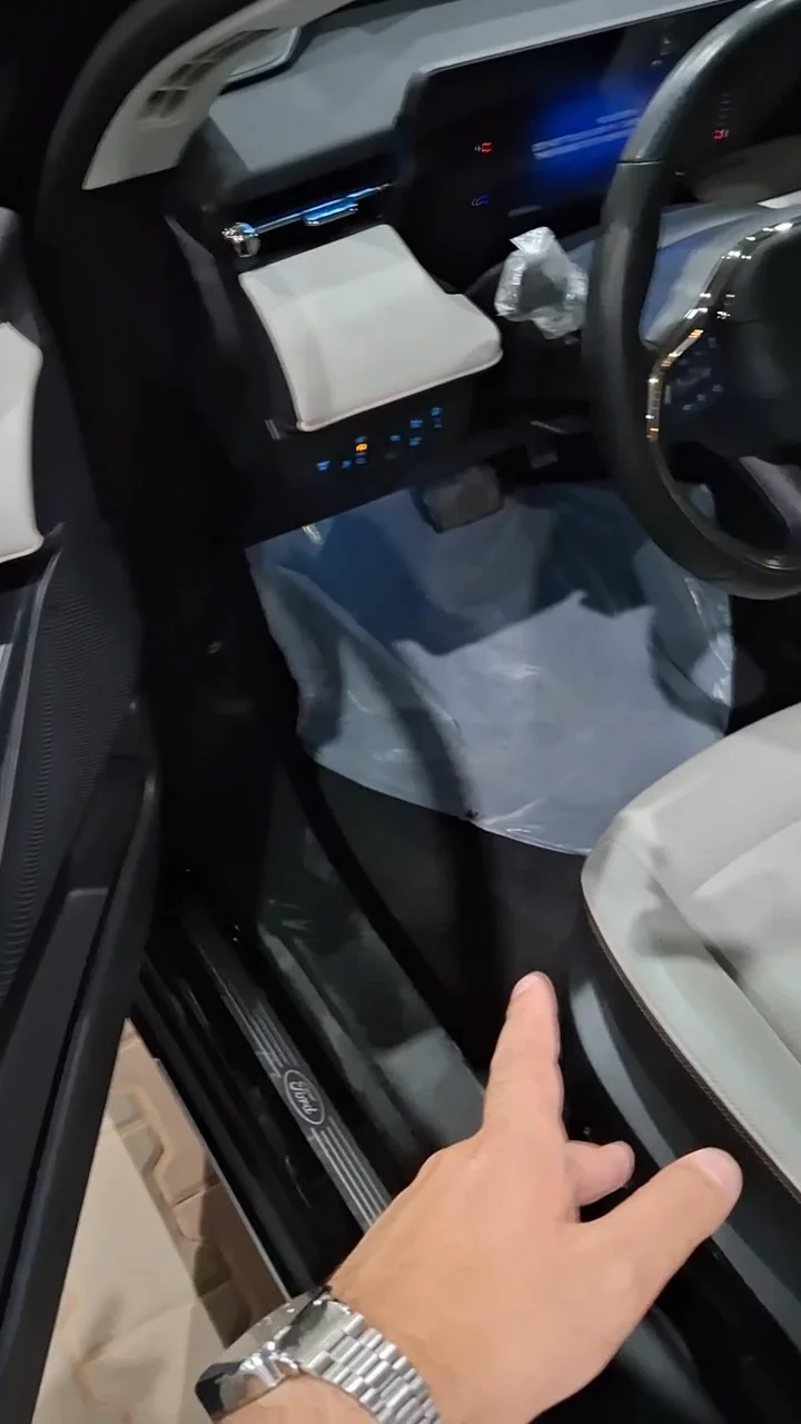 Car video thumbnail 1 of 9