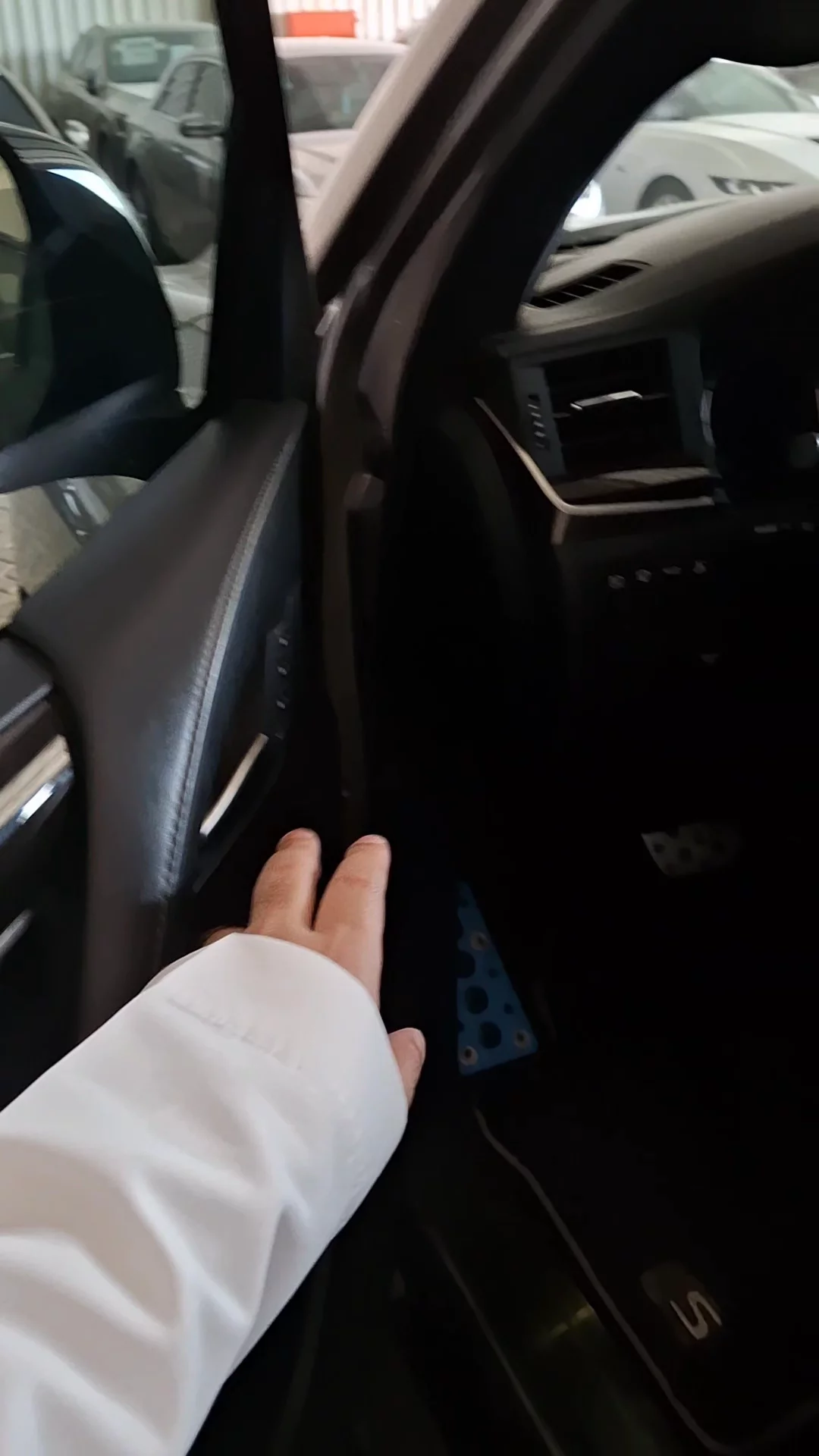 Car video thumbnail 1 of 9