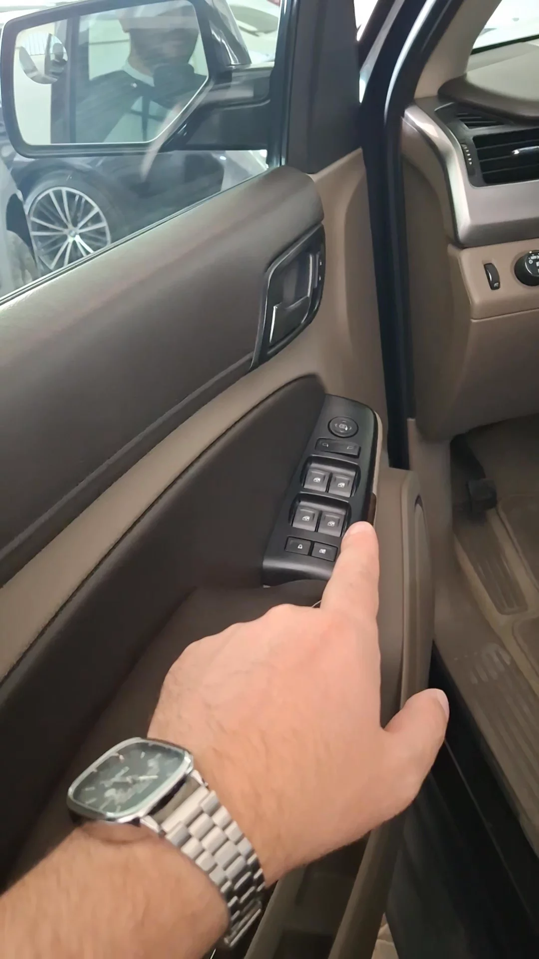 Car video thumbnail 1 of 8